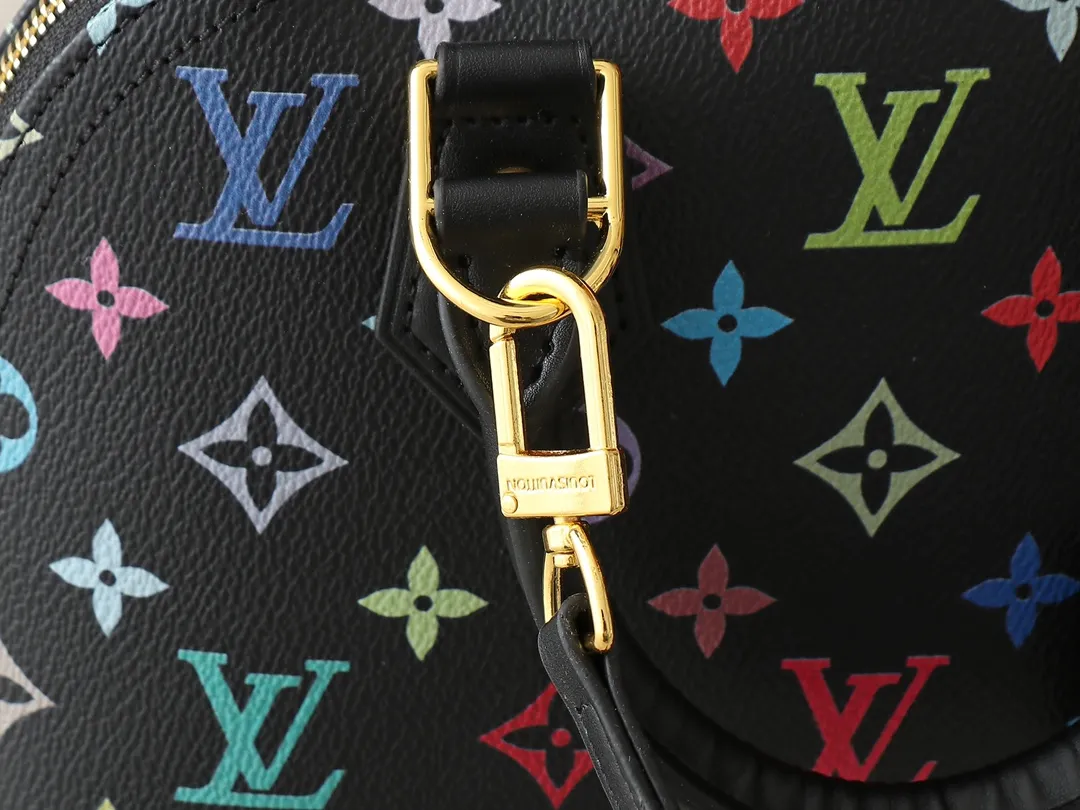 💰300💰Upgraded from the original M13078 M53152. This Alma BB handbag exudes the cheerful style of the Louis Vuitton x Murakami collaboration series, cleverly recalling the Art Deco design of the 1930s. Monogram coated canvas renders Murakami's playful tones, while classic calfskin touches the Toron handle, base, detachable shoulder strap and LV x TM key holder. 17.5 x 11.5 x 23.5 cm (height x width x length)