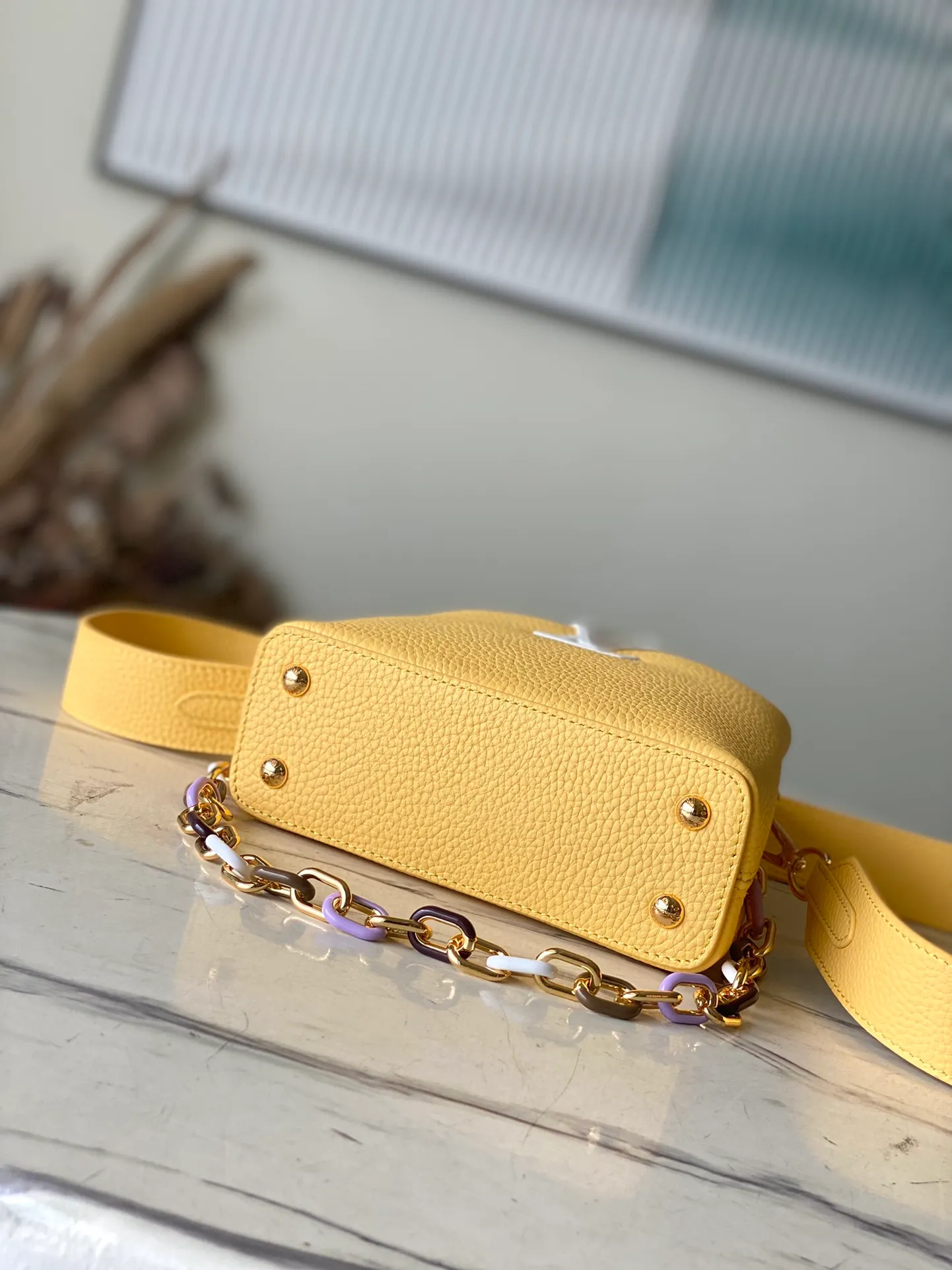 💰2460 (Special Original Leather) M21798 Lemon Yellow Mini This Capucines mini handbag has metal and resin links interlocking with each other, adding a fun detachable chain to the classic design. Taurillon leather has a shiny look, and the logo can be highlighted by placing the flap on the inside. Dimensions: 21 x 14 x 8 cm
