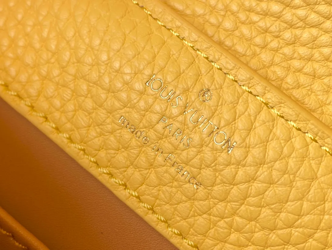 💰2460 (Special Original Leather) M21798 Lemon Yellow Mini This Capucines mini handbag has metal and resin links interlocking with each other, adding a fun detachable chain to the classic design. Taurillon leather has a shiny look, and the logo can be highlighted by placing the flap on the inside. Dimensions: 21 x 14 x 8 cm