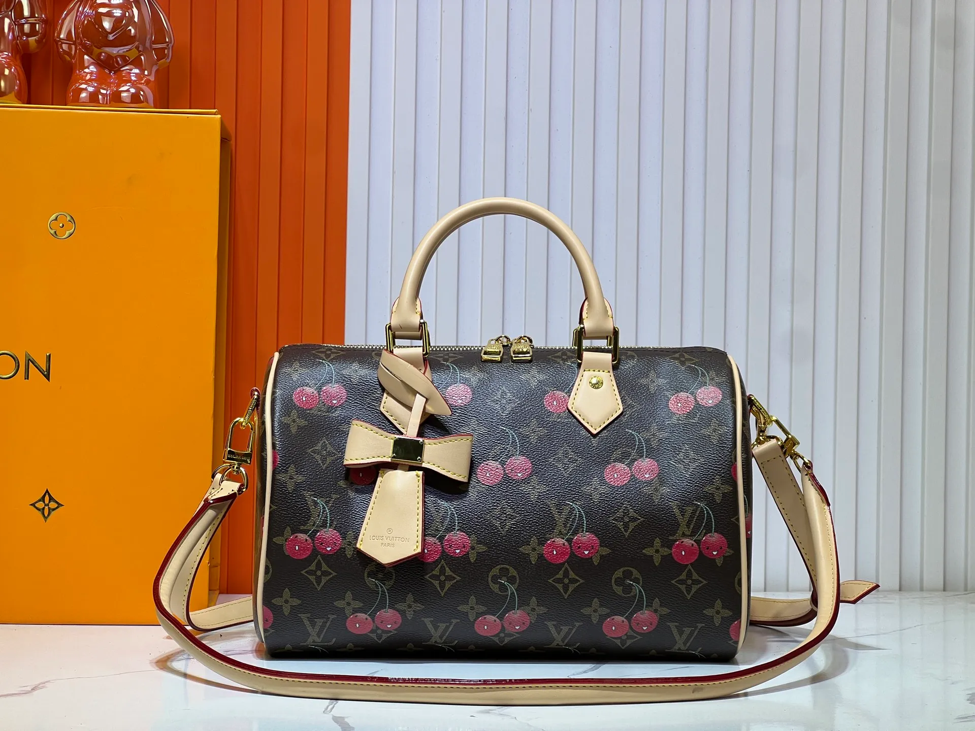 Batch 320💰M17089 M40391 Louis Vuitton collaborated with Japanese M artist Takashi Murakami for the first time in 2003 and launched the classic "Color Monogram" series, which immediately caused a trend storm. The "Cherry Series" launched in 2005 is based on Murakami's design, integrating cherry elements into LV's classic Monogram canvas, showing the perfect combination of art and fashion. Size: 30x21x17