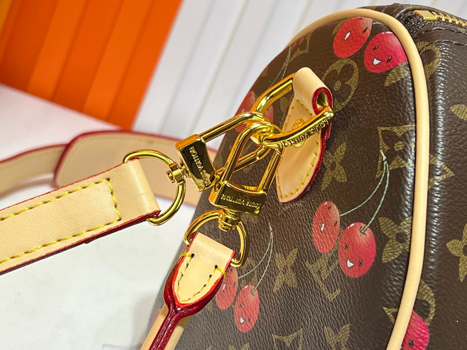 Batch 320💰M17089 M40391 Louis Vuitton collaborated with Japanese M artist Takashi Murakami for the first time in 2003 and launched the classic "Color Monogram" series, which immediately caused a trend storm. The "Cherry Series" launched in 2005 is based on Murakami's design, integrating cherry elements into LV's classic Monogram canvas, showing the perfect combination of art and fashion. Size: 30x21x17