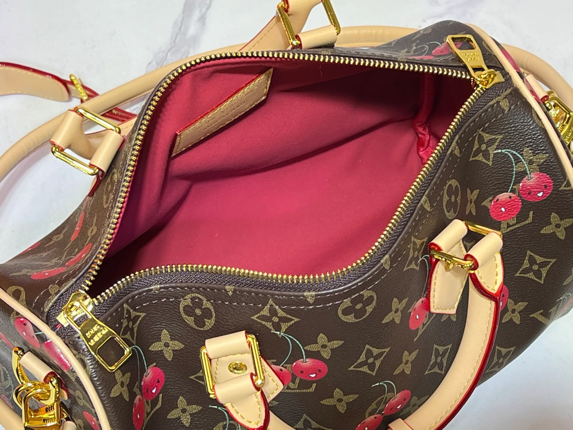 Batch 320💰M17089 M40391 Louis Vuitton collaborated with Japanese M artist Takashi Murakami for the first time in 2003 and launched the classic "Color Monogram" series, which immediately caused a trend storm. The "Cherry Series" launched in 2005 is based on Murakami's design, integrating cherry elements into LV's classic Monogram canvas, showing the perfect combination of art and fashion. Size: 30x21x17