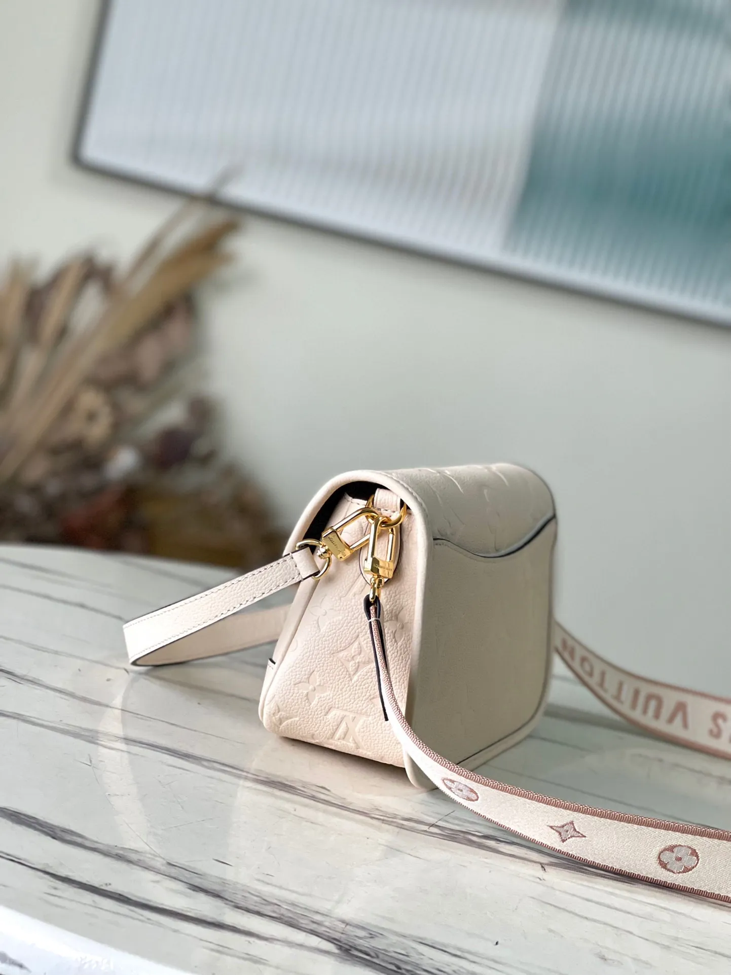 💰1100 (first-grain leather) top-quality original order M46388 white. This Diane handbag is made of Louis Vuitton's classic Monogram Empreinte embossed leather. The brand logo is woven into the detachable wide jacquard shoulder strap. In addition to the detachable leather shoulder strap, a cross-body option is added, which can flexibly match the elegant style or dynamic style. Dimensions: 23 × 16 × 8.5 cm