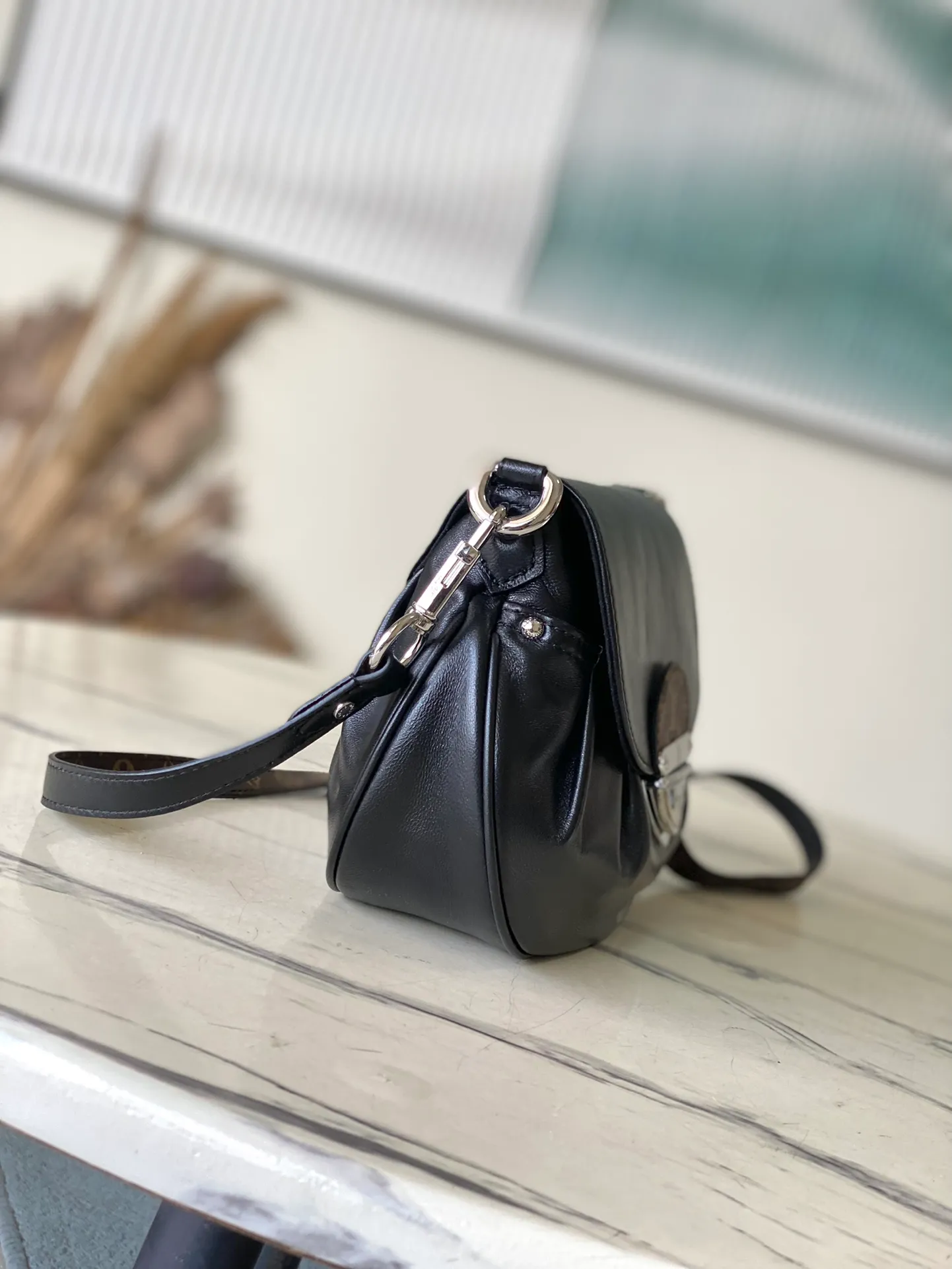 💰1180 (top layer leather) top original order M12929 shows the brand’s elegance with a new series and launches the Sunset Vibe handbag. Yingze sheep leather, Monogram canvas elements and LV buckles jointly create a retro style. The pocket design is convenient for storing travel needs, and the detachable shoulder strap allows for a variety of carrying methods. Dimensions: 27 × 18 × 3 cm