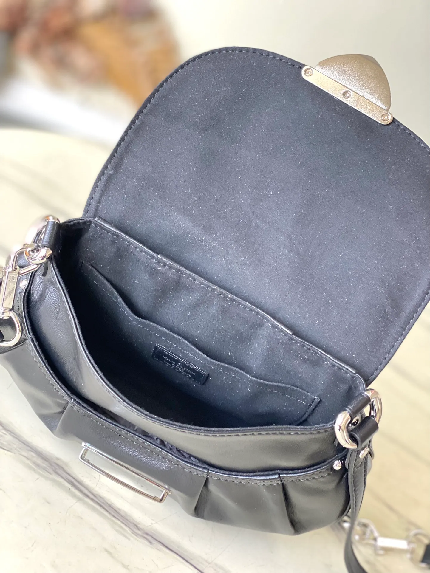 💰1180 (top layer leather) top original order M12929 shows the brand’s elegance with a new series and launches the Sunset Vibe handbag. Yingze sheep leather, Monogram canvas elements and LV buckles jointly create a retro style. The pocket design is convenient for storing travel needs, and the detachable shoulder strap allows for a variety of carrying methods. Dimensions: 27 × 18 × 3 cm