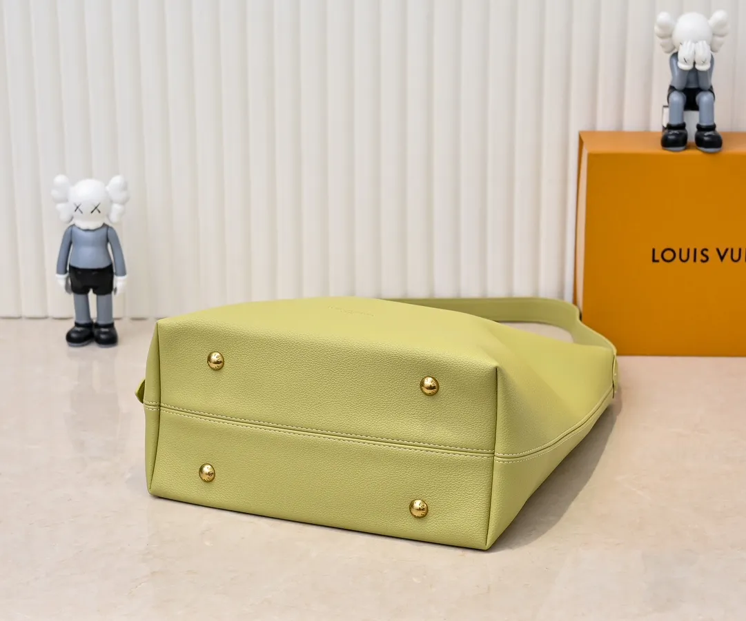 💰Large 150. Small 280💰Upgraded original (imitation original) M24988 M24974 M24856 M25022 M25352 M25353 M25354 This Low Key Hobo handbag is made of smooth cow leather with suede cow leather lining. It can accommodate short wallets, large smartphones, keys and other small items. The shoulder strap is adjustable with a padlock buckle, and a removable Monogram canvas zippered interior pocket keeps it organized. Dimensions: Large 31.0 x 35.0 x 18.0 cm (L x H x W), Small 24.0 x 28.0 x 16.0 cm (L x H x W)