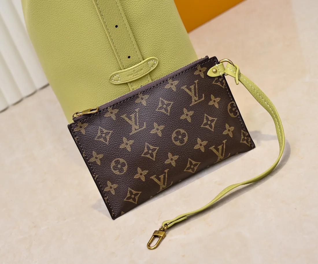 💰Large 150. Small 280💰Upgraded original (imitation original) M24988 M24974 M24856 M25022 M25352 M25353 M25354 This Low Key Hobo handbag is made of smooth cow leather with suede cow leather lining. It can accommodate short wallets, large smartphones, keys and other small items. The shoulder strap is adjustable with a padlock buckle, and a removable Monogram canvas zippered interior pocket keeps it organized. Dimensions: Large 31.0 x 35.0 x 18.0 cm (L x H x W), Small 24.0 x 28.0 x 16.0 cm (L x H x W)