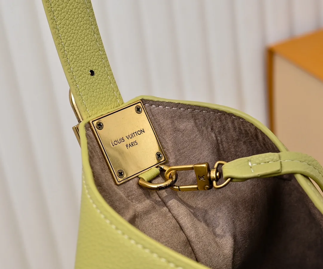 💰Large 150. Small 280💰Upgraded original (imitation original) M24988 M24974 M24856 M25022 M25352 M25353 M25354 This Low Key Hobo handbag is made of smooth cow leather with suede cow leather lining. It can accommodate short wallets, large smartphones, keys and other small items. The shoulder strap is adjustable with a padlock buckle, and a removable Monogram canvas zippered interior pocket keeps it organized. Dimensions: Large 31.0 x 35.0 x 18.0 cm (L x H x W), Small 24.0 x 28.0 x 16.0 cm (L x H x W)