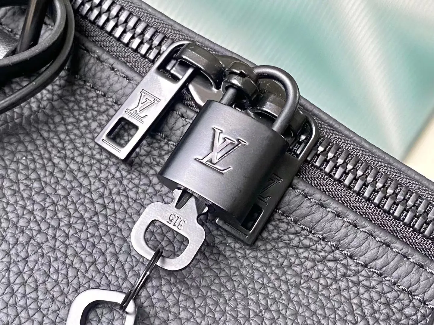 💰1480 (top-grain leather) top original order M21420 This Keepall travel bag is made of LV Aerogram cow leather to create a classic configuration, witnessing Louis Vuitton’s exquisite leather craftsmanship. The leather tag and jacquard shoulder strap reference the brand's travel heritage, and the carry-on size is perfect for weekend getaways. Dimensions: 29 x 23 x 50 cm