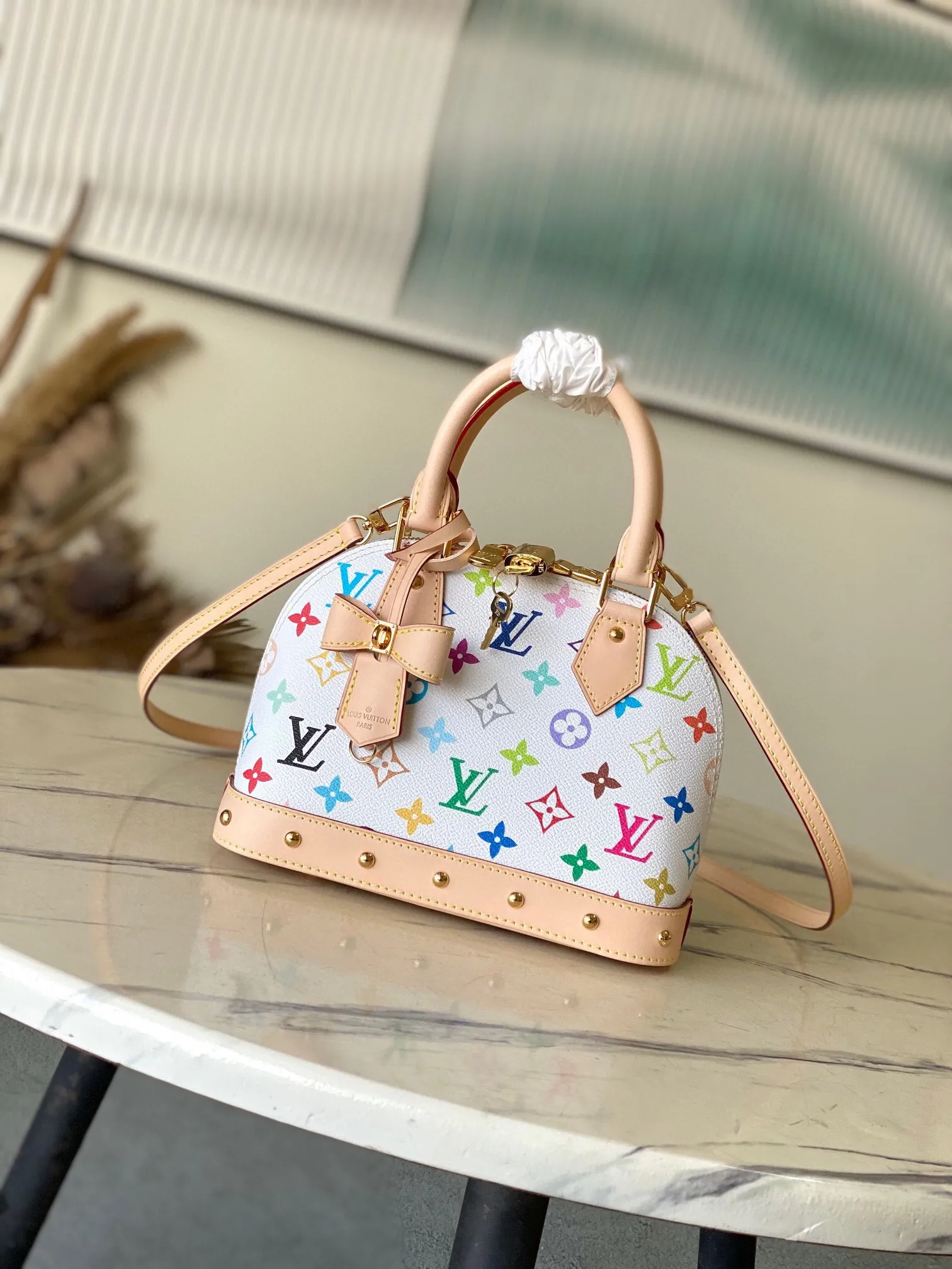 💰1080 Top Original Order M13078 This AmaBB handbag is filled with the joyful style of the Louis Vuitton x Murakami collaboration series, cleverly recalling the Art Deco style design of the 1930s. Monogram coated canvas is dyed in Murakami’s playful tones, and classic cow leather elements are incorporated into the Toron handle, bag base, detachable shoulder strap and LVxTM key bag. Dimensions: 23.5 × 17.5 × 11.5 cm