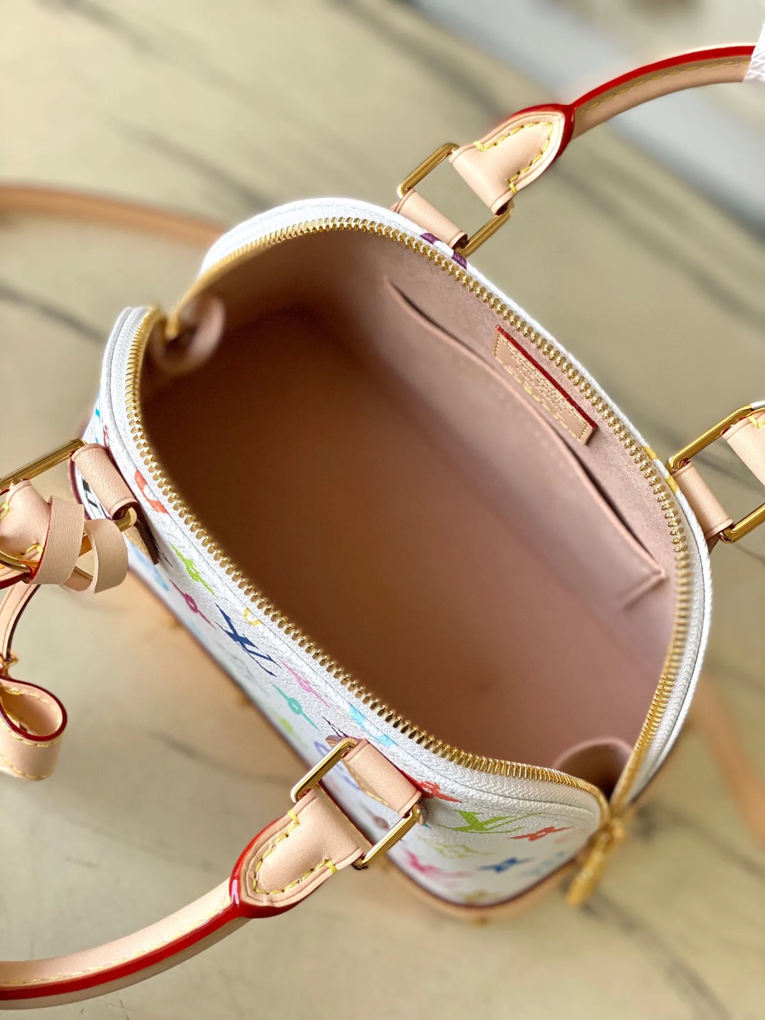 💰1080 Top Original Order M13078 This AmaBB handbag is filled with the joyful style of the Louis Vuitton x Murakami collaboration series, cleverly recalling the Art Deco style design of the 1930s. Monogram coated canvas is dyed in Murakami’s playful tones, and classic cow leather elements are incorporated into the Toron handle, bag base, detachable shoulder strap and LVxTM key bag. Dimensions: 23.5 × 17.5 × 11.5 cm