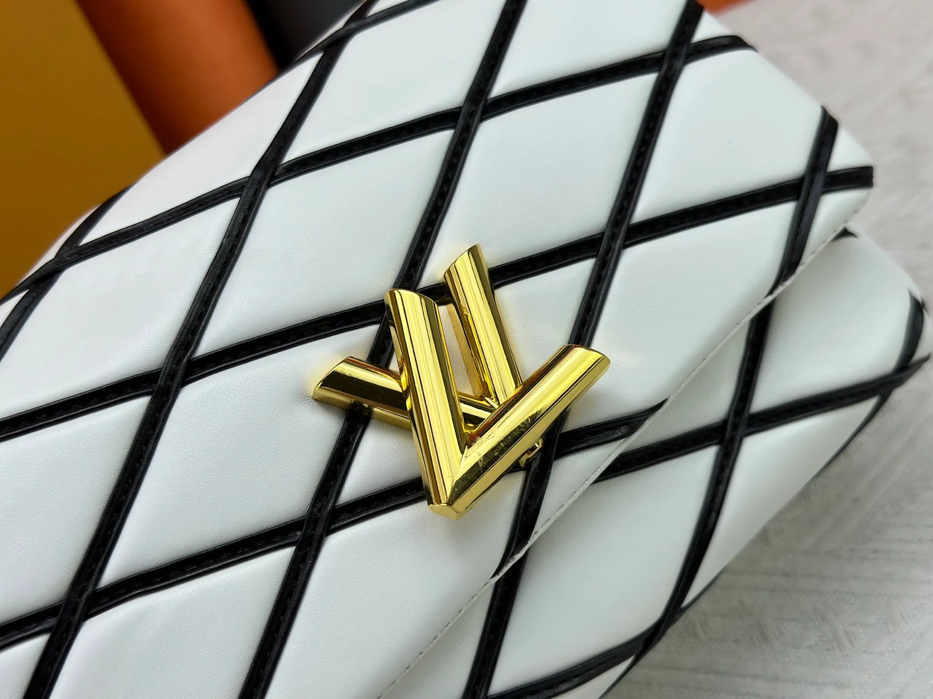 P320 M23689 M22891 Nicolas Ghesquière has devoted his new craftsmanship exploration to the GO-14 medium handbag, hand-painting the baked effect on the quilted lambskin leather, showing an avant-garde style. The LV Twist twist lock highlights the brand's style, and the top handle and adjustable chain are detachable, allowing for a variety of carrying methods. Size: 23X16X10