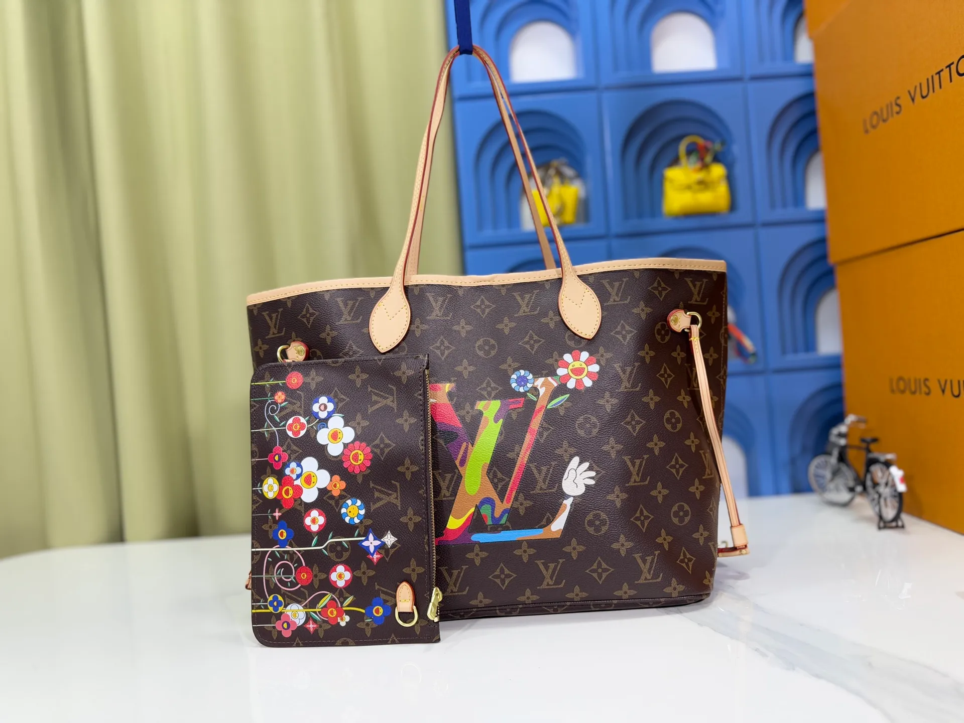 P260 Upgraded original M13675 M13271 M40995 This medium-sized Neverfull handbag is from the Louis Vuitton x Takashi Murakami reissue series. It uses Monogram canvas to create a spacious configuration, and then uses the smart Monogram floral pattern to interpret the artist's "ultra-flat" aesthetic style. Cowhide leather outlines the upper edge, handles and side straps, while the fabric lining incorporates colorful stripes. An interior zip pocket and a removable storage bag complete the functional design. Dimensions: 31.0 x 28.0 x 14.0 cm (length x height x width)