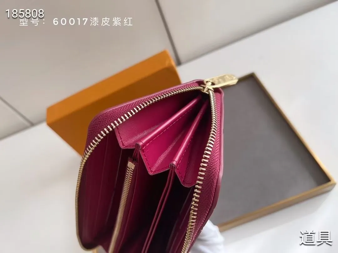 P140💰#Patent leather glossy embossed This classic LV Zippy zipper wallet is exquisite and soft, with spacious capacity and exquisite gold accessories, showing elegance in a low-key manner. Embossed calfskin with smooth leather trim, 8 credit card slots, zipped coin compartment, 3 large compartments for documents and passports, 2 flat pockets. Model: M60017 patent leather Size: 19x10 Coding: nn96/195175/59