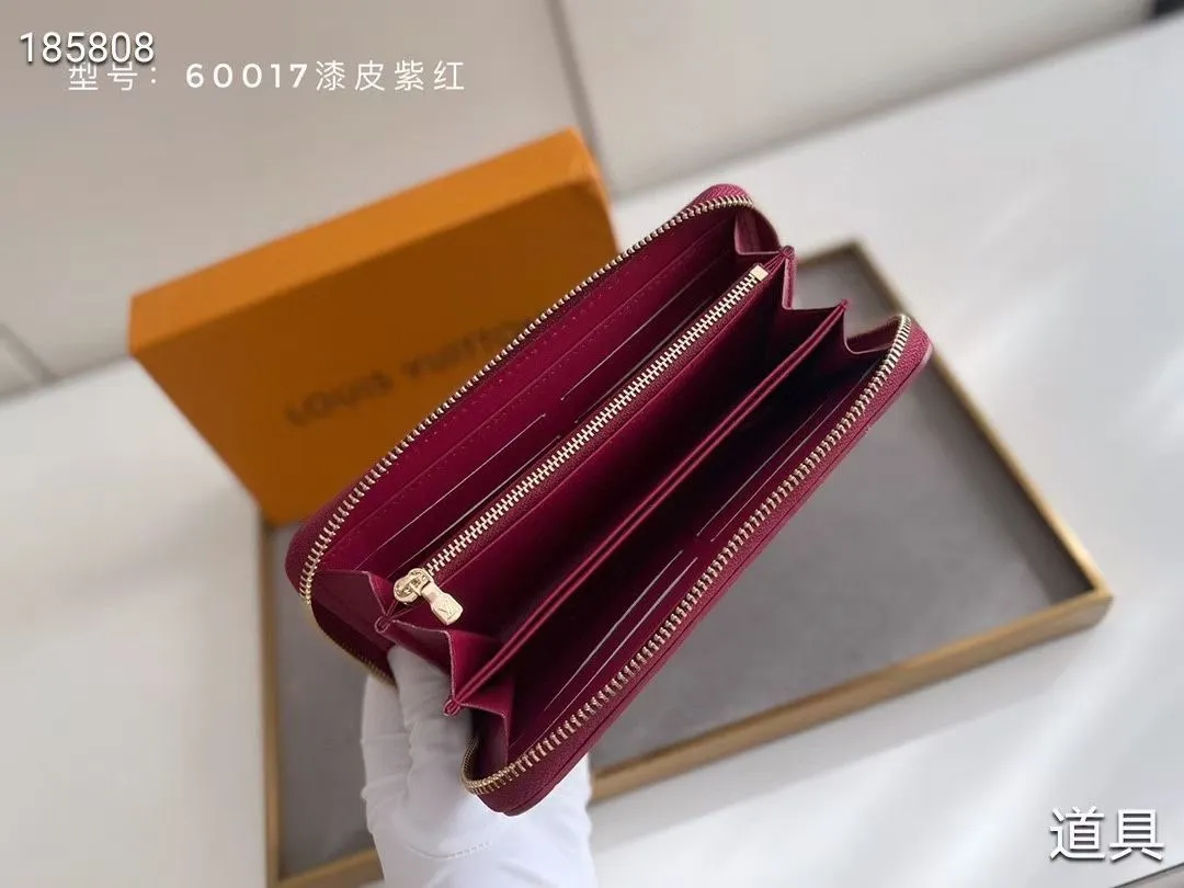 P140💰#Patent leather glossy embossed This classic LV Zippy zipper wallet is exquisite and soft, with spacious capacity and exquisite gold accessories, showing elegance in a low-key manner. Embossed calfskin with smooth leather trim, 8 credit card slots, zipped coin compartment, 3 large compartments for documents and passports, 2 flat pockets. Model: M60017 patent leather Size: 19x10 Coding: nn96/195175/59