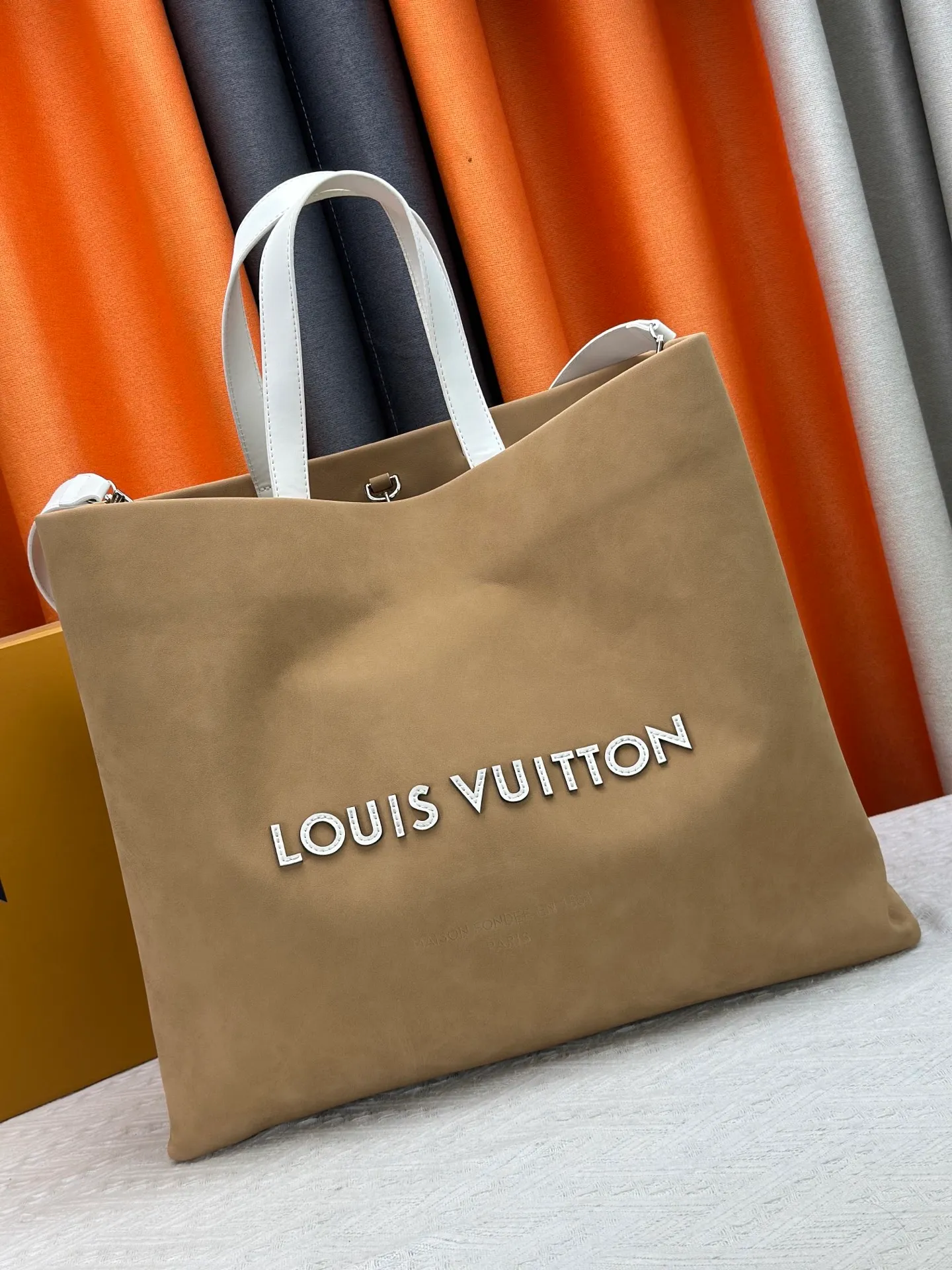 P320 M24457 Khaki Black Plaid Presbyopia Plaid Purple Grass Green Pink Black Orange Blue Green Gray Presbyopia Plaid Black Crocodile Pattern Orange Crocodile Pattern ✔️ This Shopper medium handbag draws inspiration from Louis Vuitton shopping bags, with the words Louis Vuitton and Maison Fondée En 1854 written on soft cow leather, with a top handle and a detachable shoulder strap. Dimensions: 42x34x16cm