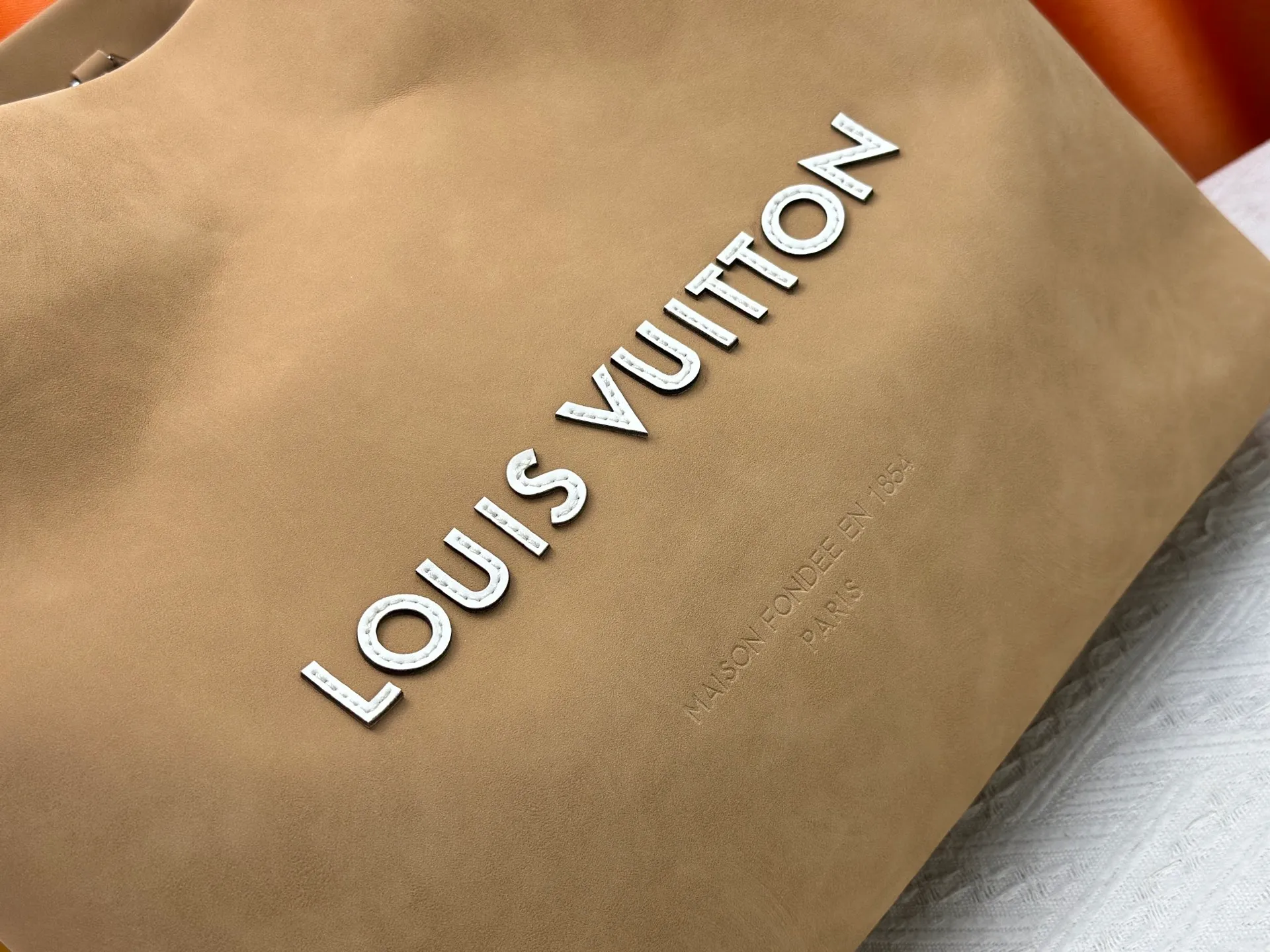 P320 M24457 Khaki Black Plaid Presbyopia Plaid Purple Grass Green Pink Black Orange Blue Green Gray Presbyopia Plaid Black Crocodile Pattern Orange Crocodile Pattern ✔️ This Shopper medium handbag draws inspiration from Louis Vuitton shopping bags, with the words Louis Vuitton and Maison Fondée En 1854 written on soft cow leather, with a top handle and a detachable shoulder strap. Dimensions: 42x34x16cm