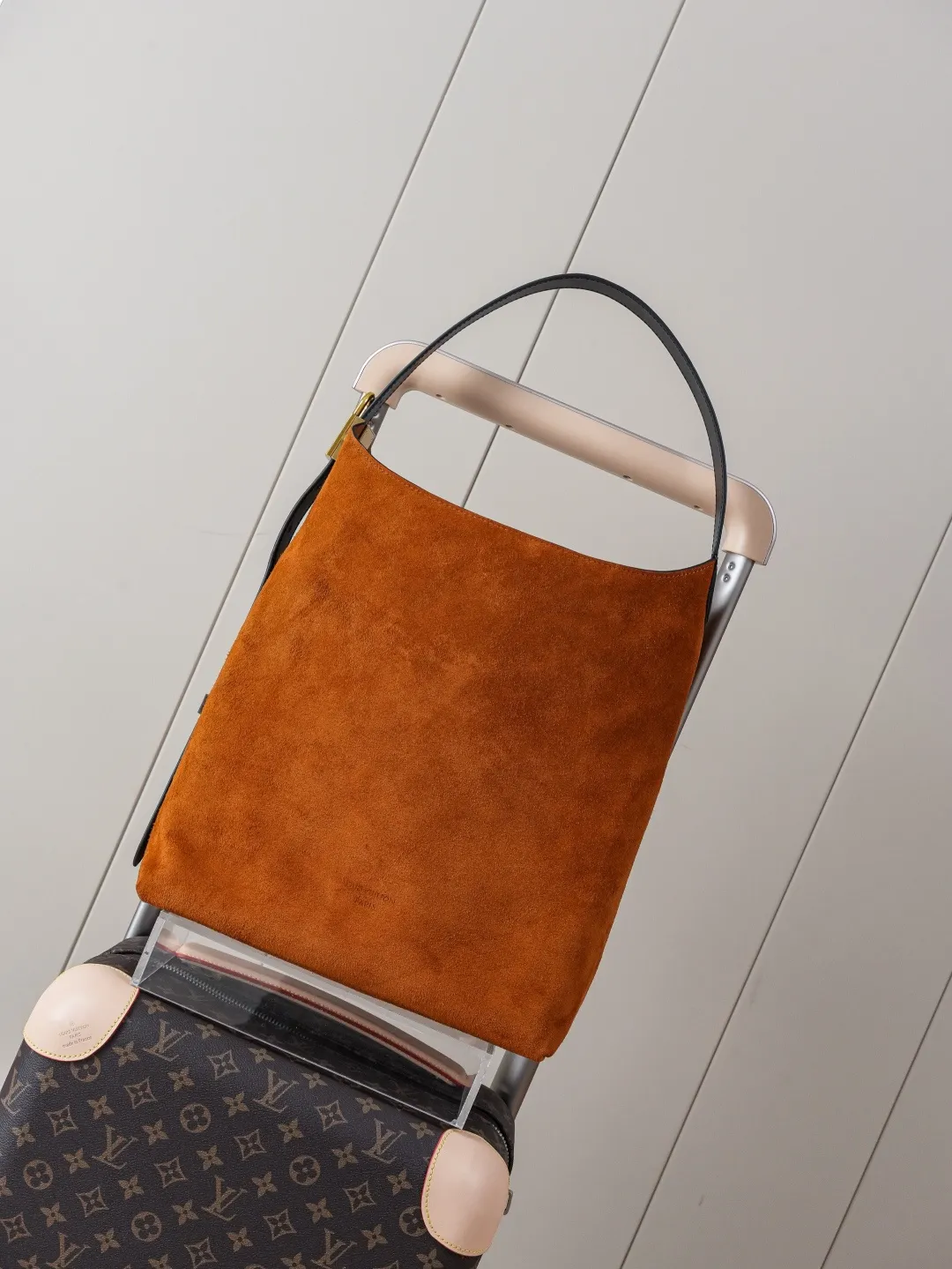 💰1100 Top-quality original item M25516 brown Top-level original item [Exclusive background shot] This medium-sized Hobo handbag is made of smooth suede cow leather, and the brand's neat structure recalls the bohemian aesthetics of the 1970s. The leather trim and distressed metal padlock upgrade the style, and the inner pocket and removable Monogram storage bag make it easy to carry daily small items. 31 x 35 x 18 (cm) ((Length x Height x Width)) Suede calfskin Calfskin trim Calfskin lining Distressed metal hardware Hook closure Interior patch pocket Removable Monogram zip pocket Holds small tablet, smartphone, Zippy wallet, books, keys and lipstick Shoulder strap: non-detachable, adjustable Strap half-length: 16.0 cm Half-length strap adjustable to: 39.0 cm