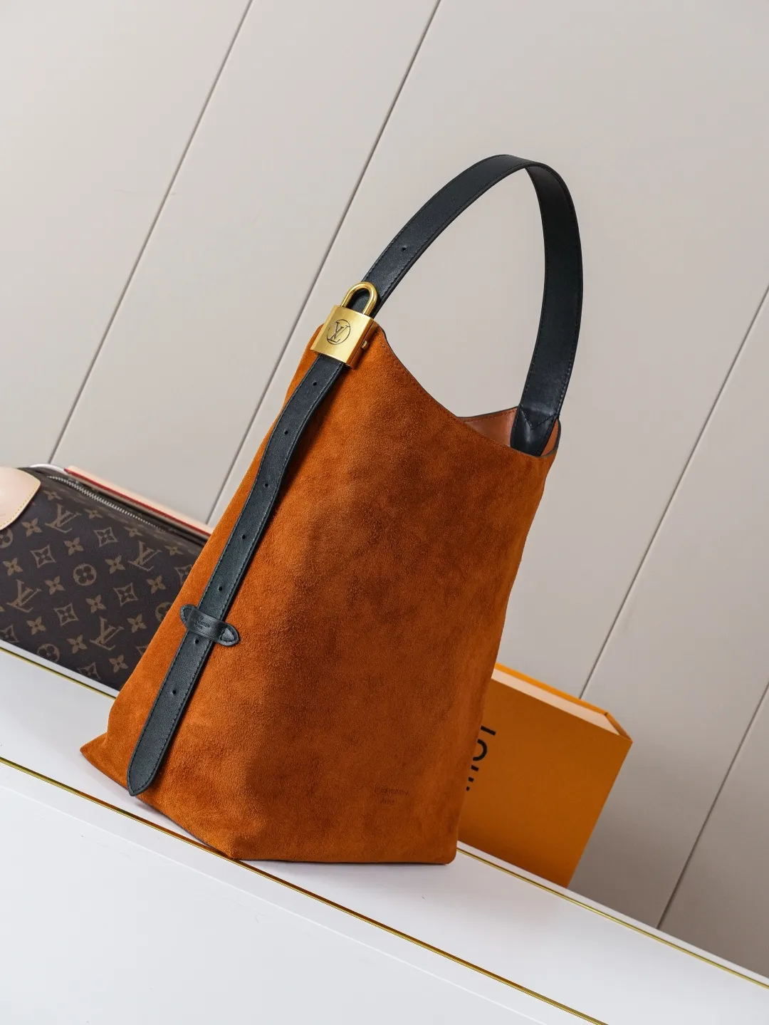 💰1100 Top-quality original item M25516 brown Top-level original item [Exclusive background shot] This medium-sized Hobo handbag is made of smooth suede cow leather, and the brand's neat structure recalls the bohemian aesthetics of the 1970s. The leather trim and distressed metal padlock upgrade the style, and the inner pocket and removable Monogram storage bag make it easy to carry daily small items. 31 x 35 x 18 (cm) ((Length x Height x Width)) Suede calfskin Calfskin trim Calfskin lining Distressed metal hardware Hook closure Interior patch pocket Removable Monogram zip pocket Holds small tablet, smartphone, Zippy wallet, books, keys and lipstick Shoulder strap: non-detachable, adjustable Strap half-length: 16.0 cm Half-length strap adjustable to: 39.0 cm