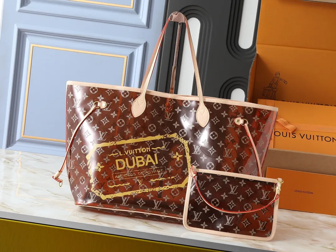 💰280💰Upgraded from the original M14491 M14490 M40990 This Neverfull large tote bag is made of soft Monogram canvas with cow leather trim, and is lined with colorful fabrics in a spacious configuration. The straps on both sides can be tightened or stretched to create a different style. The slim handle makes it easy to carry over the shoulder or elbow, and the removable zipper bag can be used as a clutch or pocket. Dimensions: 39 x 32 x 19 cm (length x height x width)