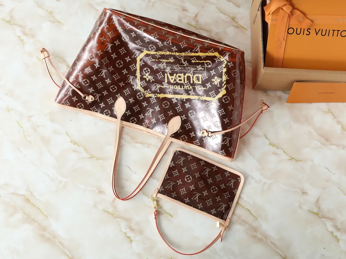 💰280💰Upgraded from the original M14491 M14490 M40990 This Neverfull large tote bag is made of soft Monogram canvas with cow leather trim, and is lined with colorful fabrics in a spacious configuration. The straps on both sides can be tightened or stretched to create a different style. The slim handle makes it easy to carry over the shoulder or elbow, and the removable zipper bag can be used as a clutch or pocket. Dimensions: 39 x 32 x 19 cm (length x height x width)