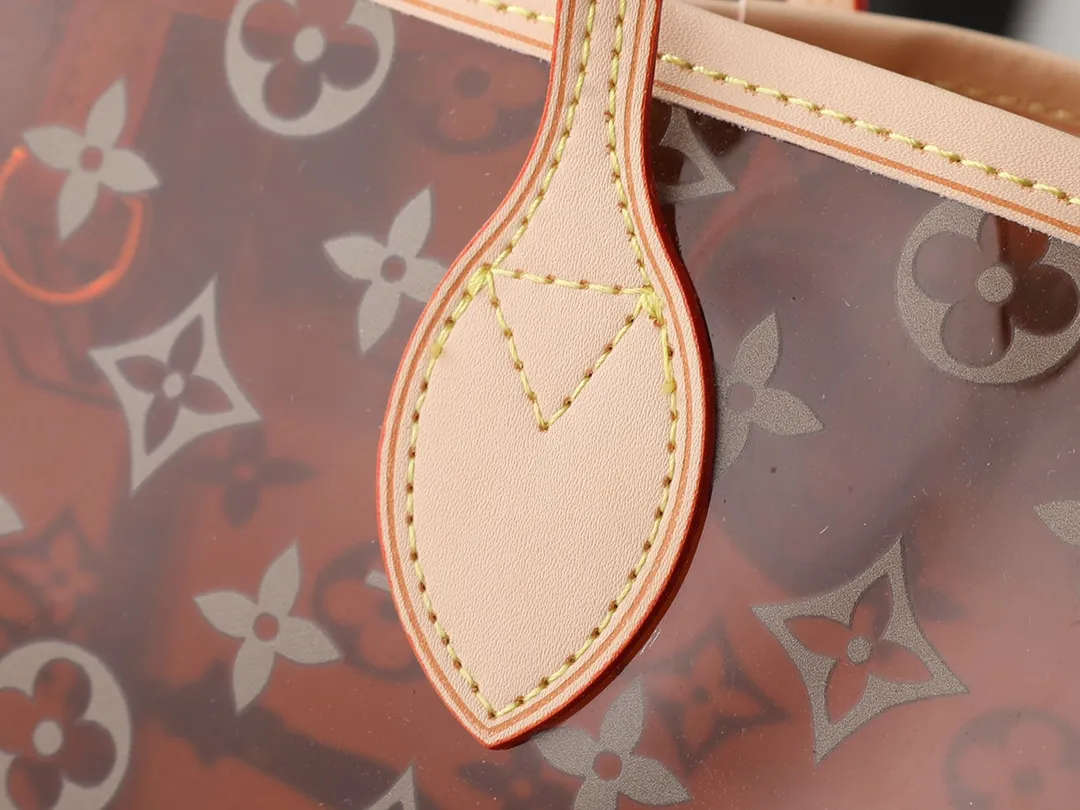 💰280💰Upgraded from the original M14491 M14490 M40990 This Neverfull large tote bag is made of soft Monogram canvas with cow leather trim, and is lined with colorful fabrics in a spacious configuration. The straps on both sides can be tightened or stretched to create a different style. The slim handle makes it easy to carry over the shoulder or elbow, and the removable zipper bag can be used as a clutch or pocket. Dimensions: 39 x 32 x 19 cm (length x height x width)