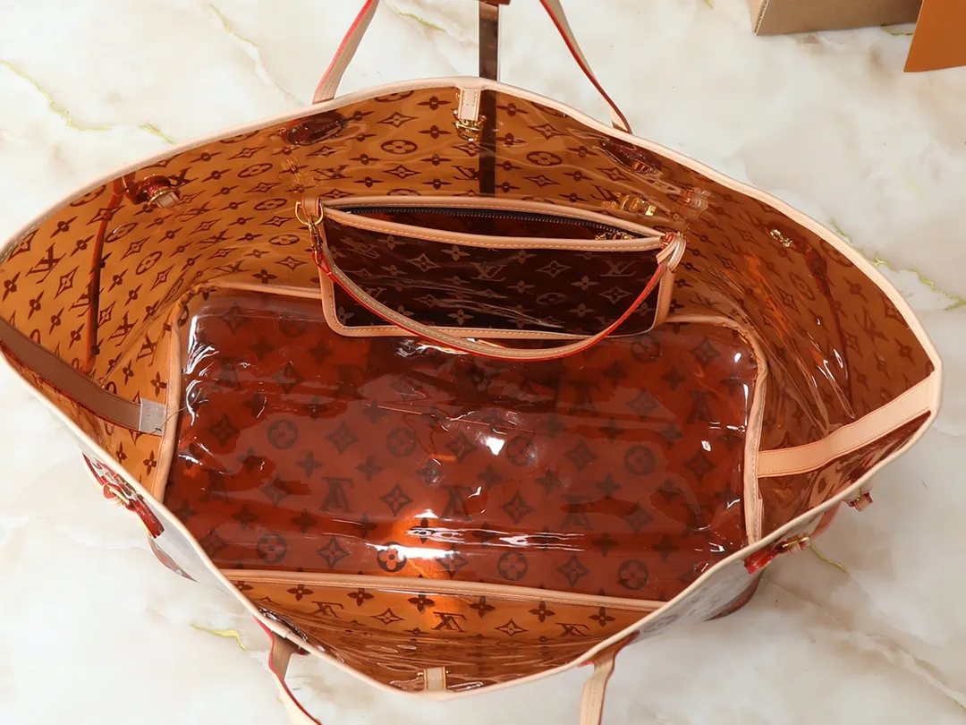💰280💰Upgraded from the original M14491 M14490 M40990 This Neverfull large tote bag is made of soft Monogram canvas with cow leather trim, and is lined with colorful fabrics in a spacious configuration. The straps on both sides can be tightened or stretched to create a different style. The slim handle makes it easy to carry over the shoulder or elbow, and the removable zipper bag can be used as a clutch or pocket. Dimensions: 39 x 32 x 19 cm (length x height x width)