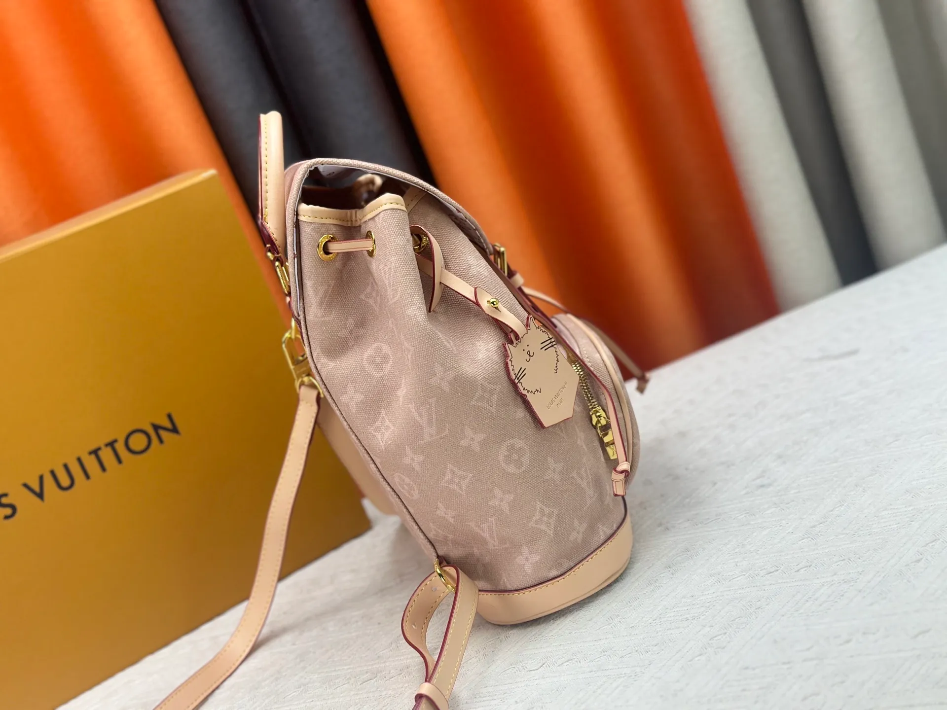 P300 M15135 This small Montsouris backpack is from the LV Travels With collection, focusing on the playful Meowgram pattern designed by fashion icon and artist Grace Coddington to highlight her love for cats. The canvas body is paired with a detachable cat-shaped key bag, which has ample space to store daily necessities and comes with a short wallet. Dimensions: 30 x 18 x 28 cm (height x width x length)