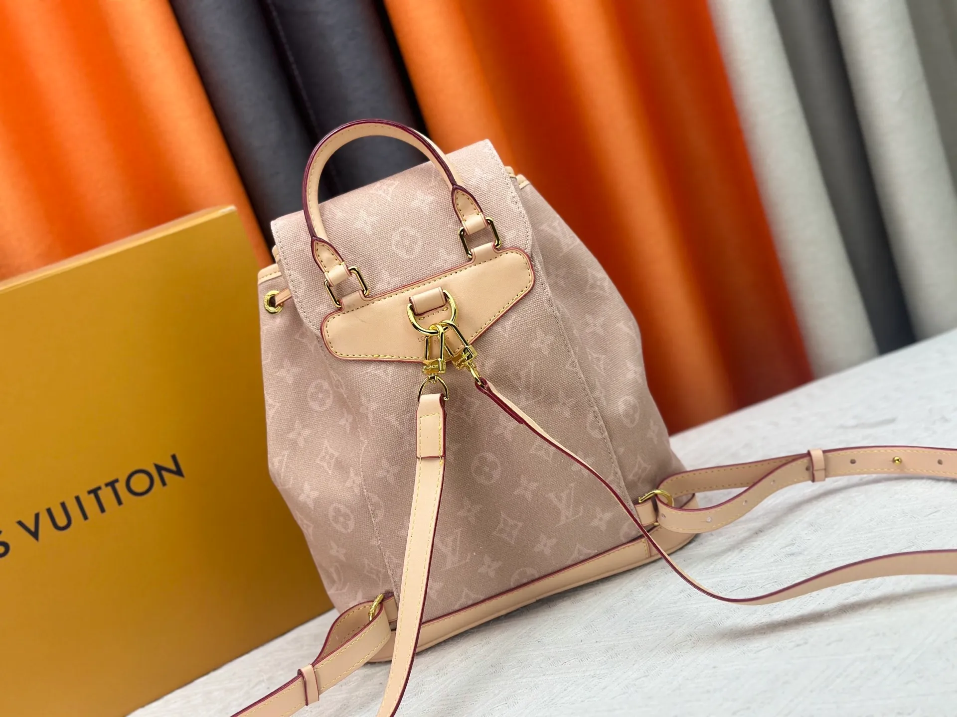 P300 M15135 This small Montsouris backpack is from the LV Travels With collection, focusing on the playful Meowgram pattern designed by fashion icon and artist Grace Coddington to highlight her love for cats. The canvas body is paired with a detachable cat-shaped key bag, which has ample space to store daily necessities and comes with a short wallet. Dimensions: 30 x 18 x 28 cm (height x width x length)