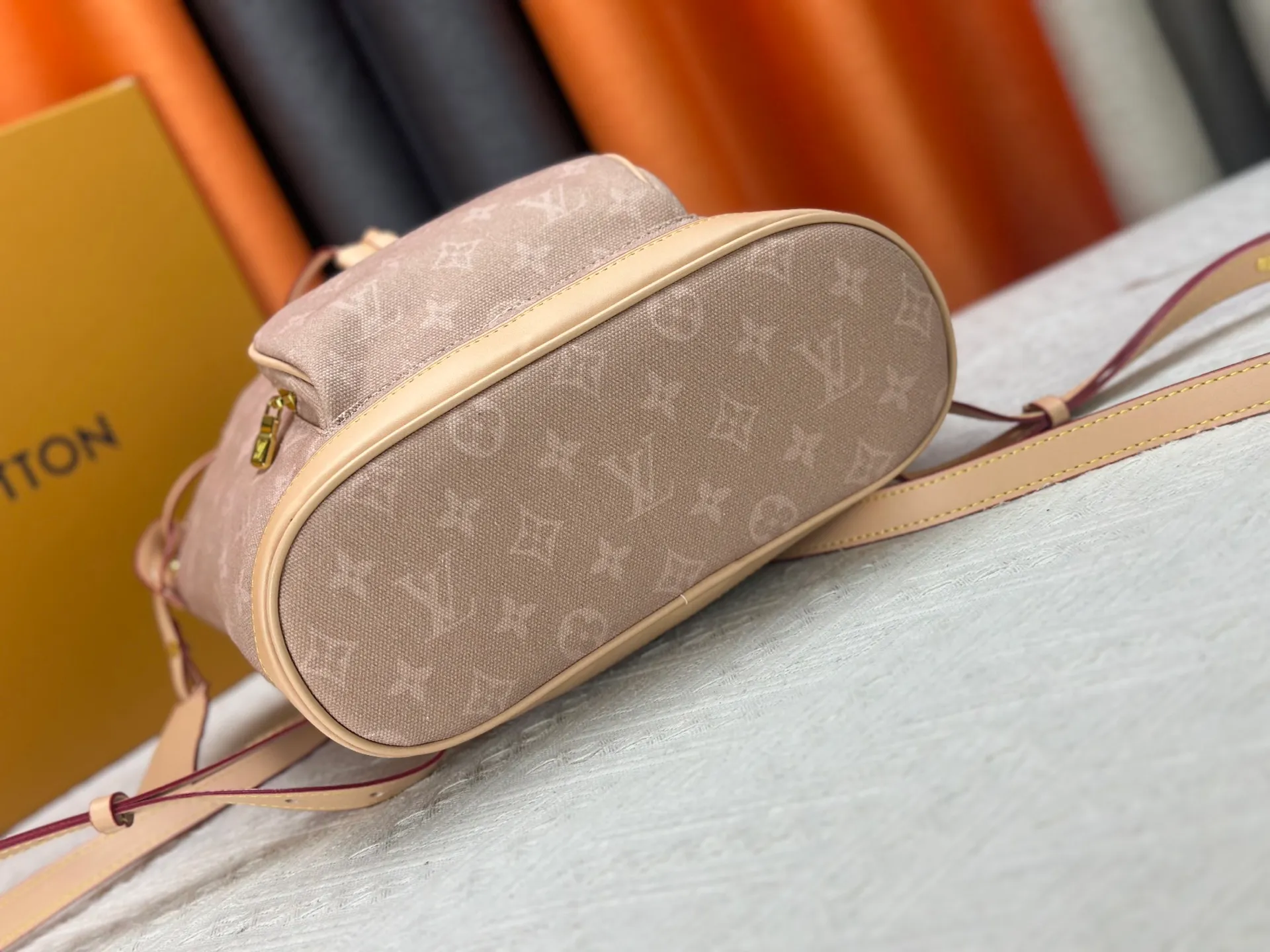 P300 M15135 This small Montsouris backpack is from the LV Travels With collection, focusing on the playful Meowgram pattern designed by fashion icon and artist Grace Coddington to highlight her love for cats. The canvas body is paired with a detachable cat-shaped key bag, which has ample space to store daily necessities and comes with a short wallet. Dimensions: 30 x 18 x 28 cm (height x width x length)