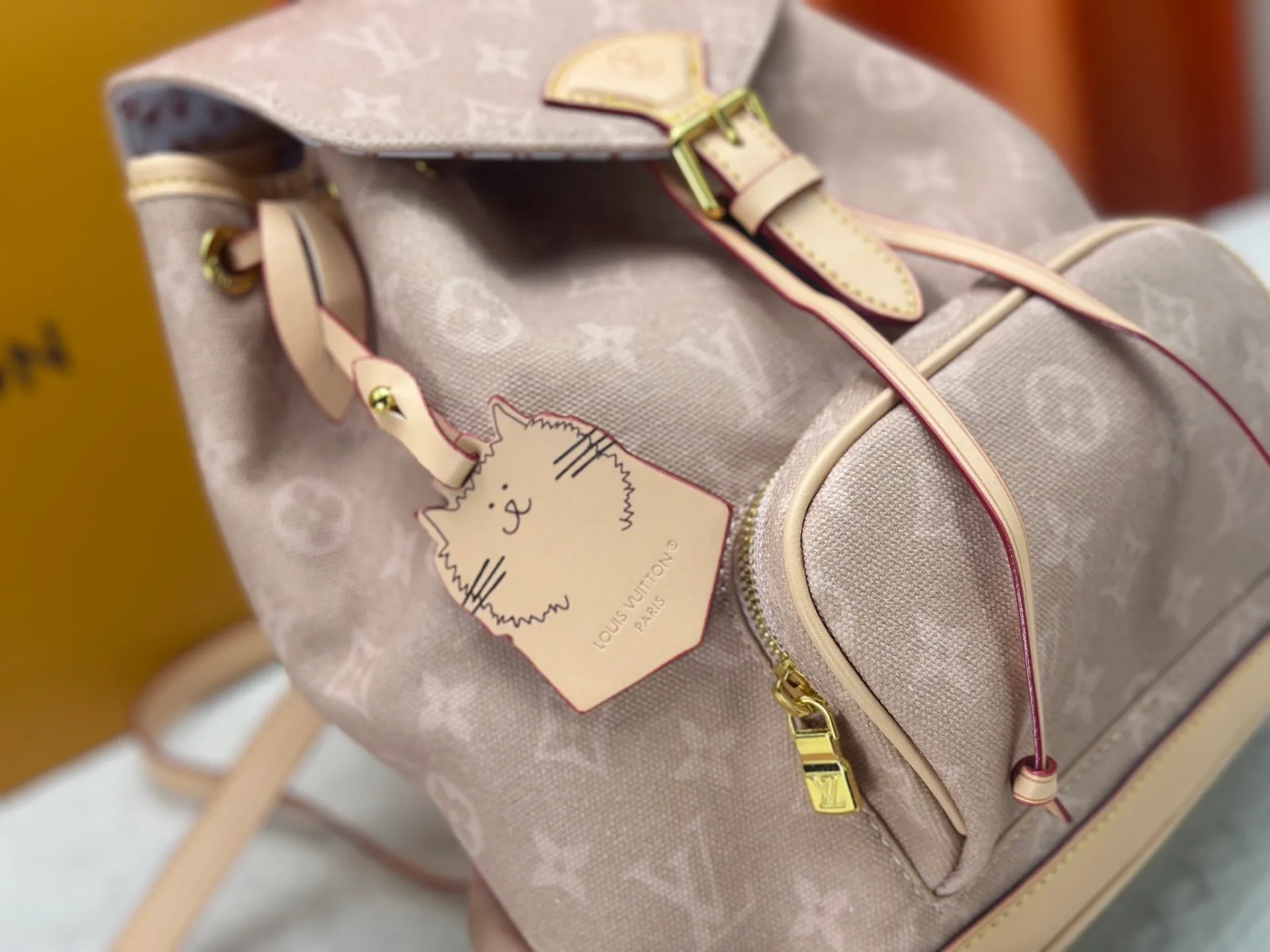 P300 M15135 This small Montsouris backpack is from the LV Travels With collection, focusing on the playful Meowgram pattern designed by fashion icon and artist Grace Coddington to highlight her love for cats. The canvas body is paired with a detachable cat-shaped key bag, which has ample space to store daily necessities and comes with a short wallet. Dimensions: 30 x 18 x 28 cm (height x width x length)