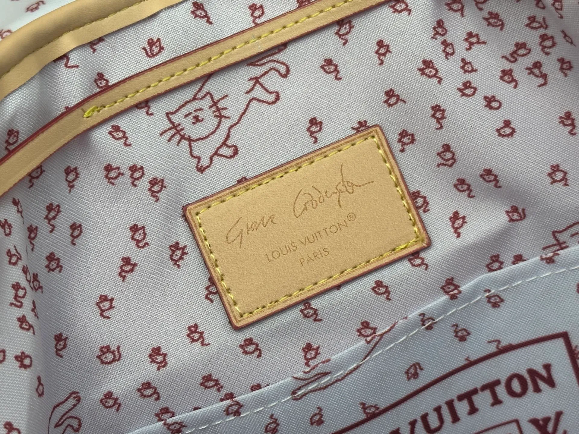 P300 M15135 This small Montsouris backpack is from the LV Travels With collection, focusing on the playful Meowgram pattern designed by fashion icon and artist Grace Coddington to highlight her love for cats. The canvas body is paired with a detachable cat-shaped key bag, which has ample space to store daily necessities and comes with a short wallet. Dimensions: 30 x 18 x 28 cm (height x width x length)