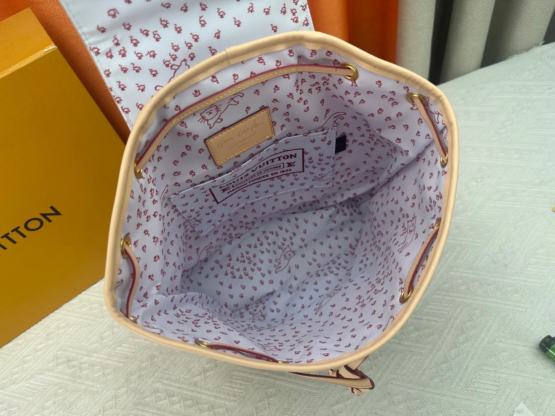 P300 M15135 This small Montsouris backpack is from the LV Travels With collection, focusing on the playful Meowgram pattern designed by fashion icon and artist Grace Coddington to highlight her love for cats. The canvas body is paired with a detachable cat-shaped key bag, which has ample space to store daily necessities and comes with a short wallet. Dimensions: 30 x 18 x 28 cm (height x width x length)