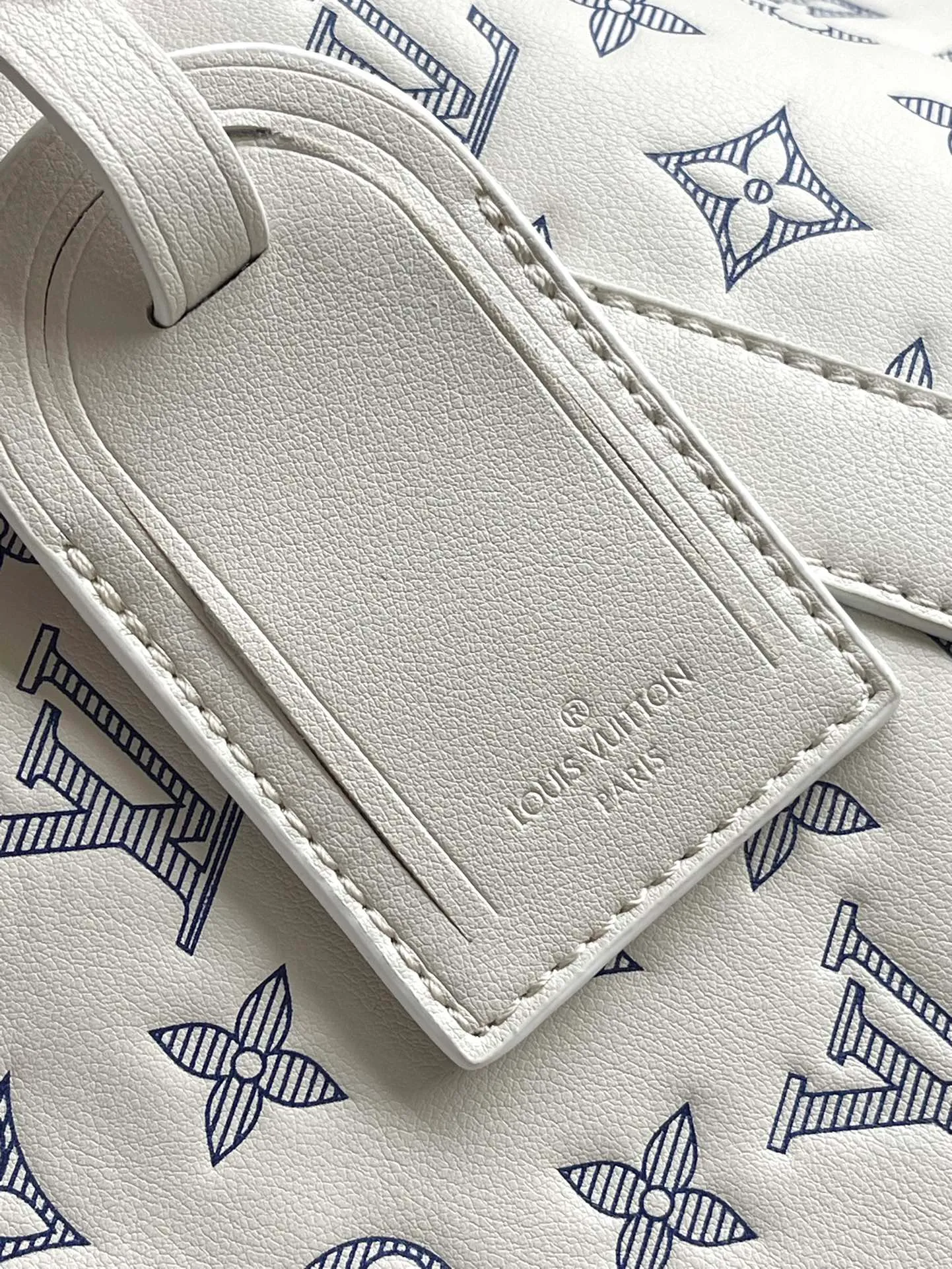 💰1460 (top layer leather) top original order M24954 This Keepall Bandouliere50 travel bag is made of soft Monogram Shadow cow leather, and has been embossed and printed with the Monogram pattern to create a rich visual hierarchy and vitality. The size of your carry-on luggage hides plenty of space. Dimensions: 50 × 29 × 23 cm
