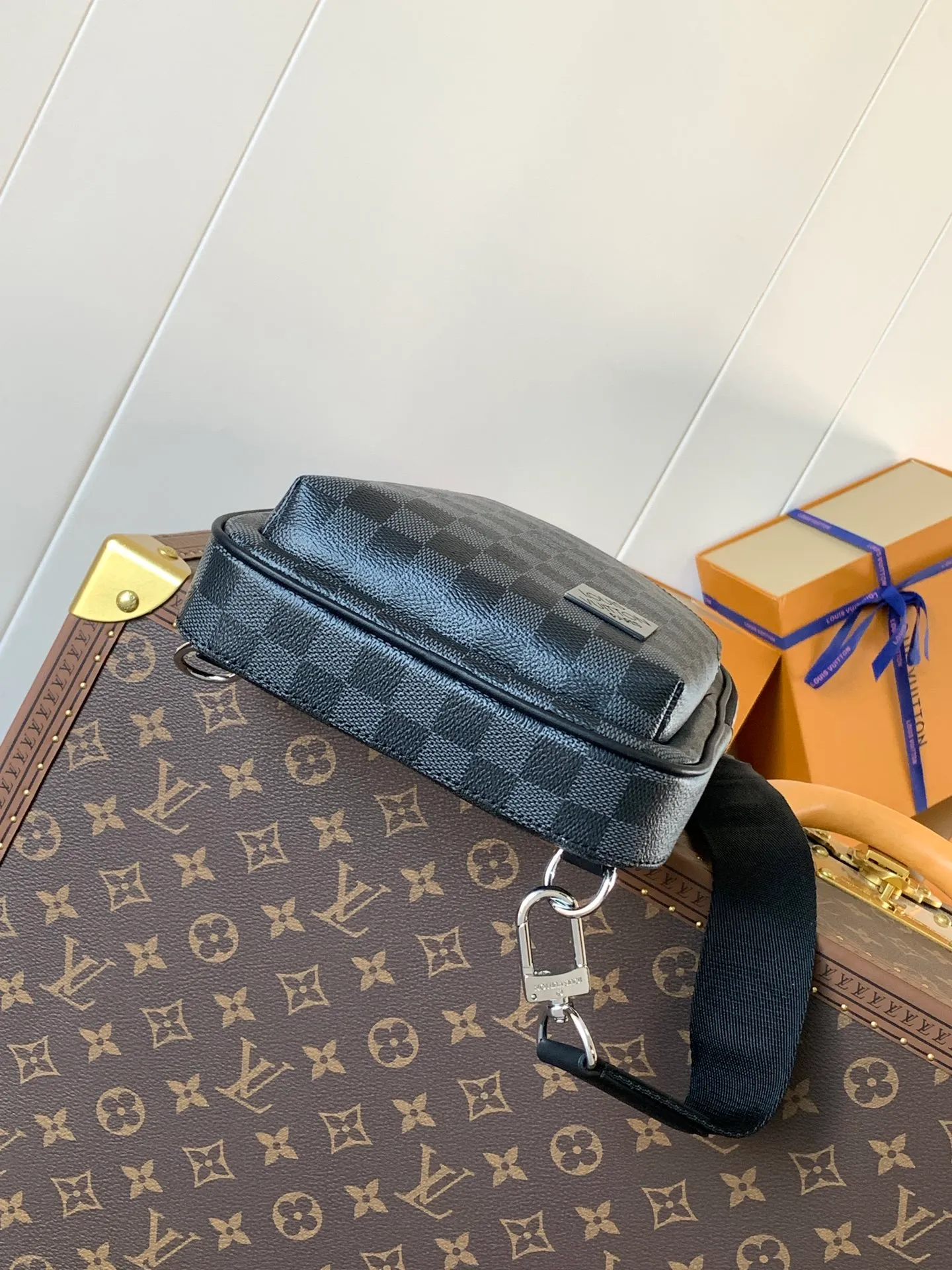 💰860 Top-quality original transcoding chip. Style number: M45302 black grid. This Avenue shoulder bag is made of Damier Graphite canvas and is embellished with a Louis Vuitton Paris logo leather patch on the front outer pocket. The adjustable nylon shoulder straps can be fixed on the left and right sides with D-rings, while the canvas straps and lining are sustainable. Damier Graphite coated canvas - Calfskin trim - Textile lining - Square hardware on the front - Main compartment - Zip front pocket - Small top zip pocket - Shoulder strap, non-detachable, adjustable! Size:20x31x7CM