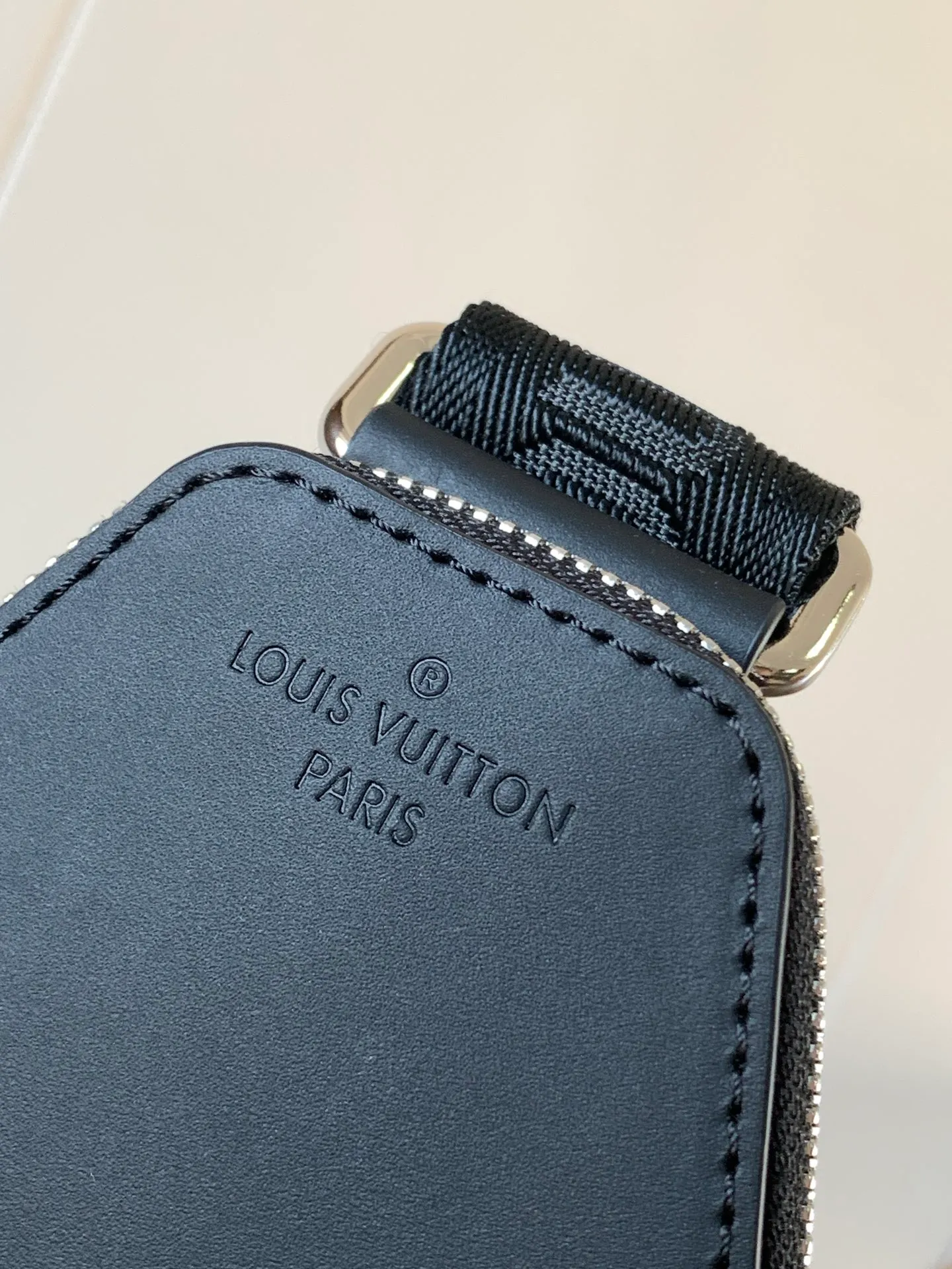 💰860 Top-quality original transcoding chip. Style number: M45302 black grid. This Avenue shoulder bag is made of Damier Graphite canvas and is embellished with a Louis Vuitton Paris logo leather patch on the front outer pocket. The adjustable nylon shoulder straps can be fixed on the left and right sides with D-rings, while the canvas straps and lining are sustainable. Damier Graphite coated canvas - Calfskin trim - Textile lining - Square hardware on the front - Main compartment - Zip front pocket - Small top zip pocket - Shoulder strap, non-detachable, adjustable! Size:20x31x7CM