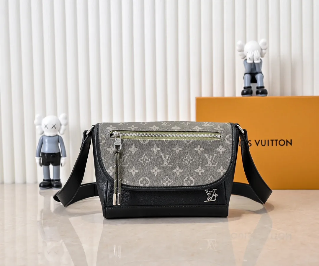💰240💰Upgraded from the original M12681 M12806 M12636 This Pulse messenger bag is exquisitely constructed with Monogram Eclipse canvas and equipped with a cord zipper puller for the outer pocket on the flap. The magnetic closure makes it easy to access items, and the leather shoulder strap can be adjusted using the side loops, making it ideal for shoulder or cross-body wear. 26.6 x 17.0 x 11.0 cm (length x height x width)