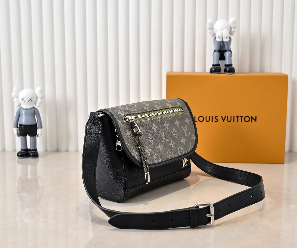 💰240💰Upgraded from the original M12681 M12806 M12636 This Pulse messenger bag is exquisitely constructed with Monogram Eclipse canvas and equipped with a cord zipper puller for the outer pocket on the flap. The magnetic closure makes it easy to access items, and the leather shoulder strap can be adjusted using the side loops, making it ideal for shoulder or cross-body wear. 26.6 x 17.0 x 11.0 cm (length x height x width)