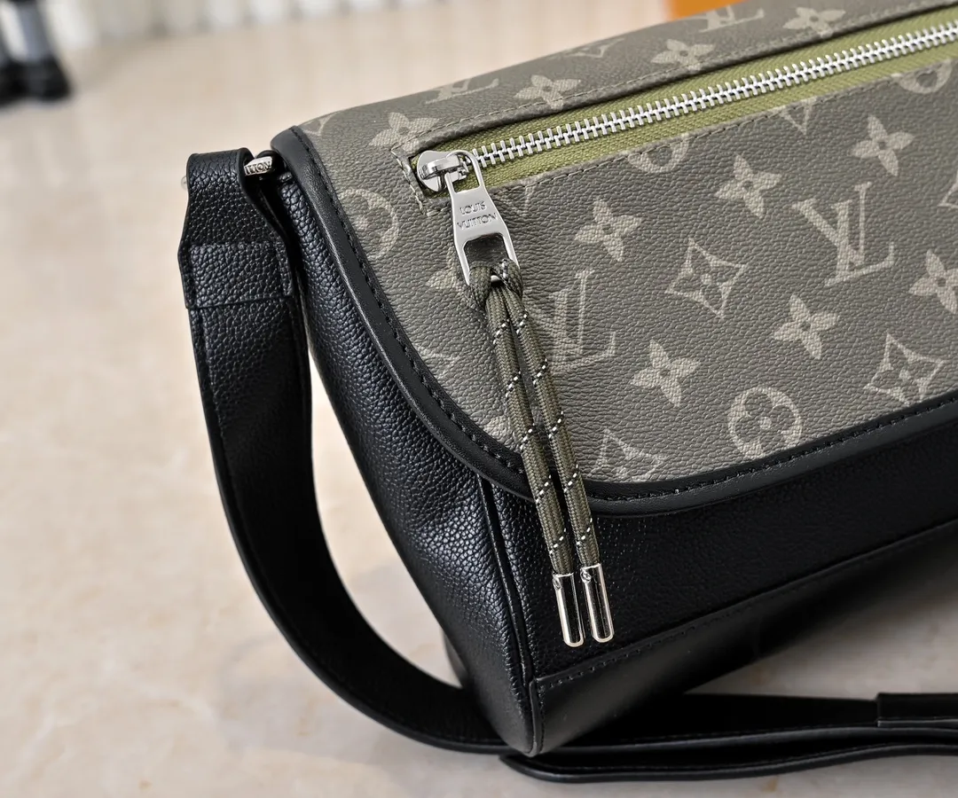 💰240💰Upgraded from the original M12681 M12806 M12636 This Pulse messenger bag is exquisitely constructed with Monogram Eclipse canvas and equipped with a cord zipper puller for the outer pocket on the flap. The magnetic closure makes it easy to access items, and the leather shoulder strap can be adjusted using the side loops, making it ideal for shoulder or cross-body wear. 26.6 x 17.0 x 11.0 cm (length x height x width)
