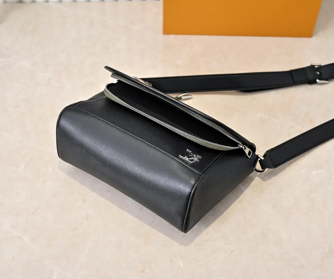 💰240💰Upgraded from the original M12681 M12806 M12636 This Pulse messenger bag is exquisitely constructed with Monogram Eclipse canvas and equipped with a cord zipper puller for the outer pocket on the flap. The magnetic closure makes it easy to access items, and the leather shoulder strap can be adjusted using the side loops, making it ideal for shoulder or cross-body wear. 26.6 x 17.0 x 11.0 cm (length x height x width)