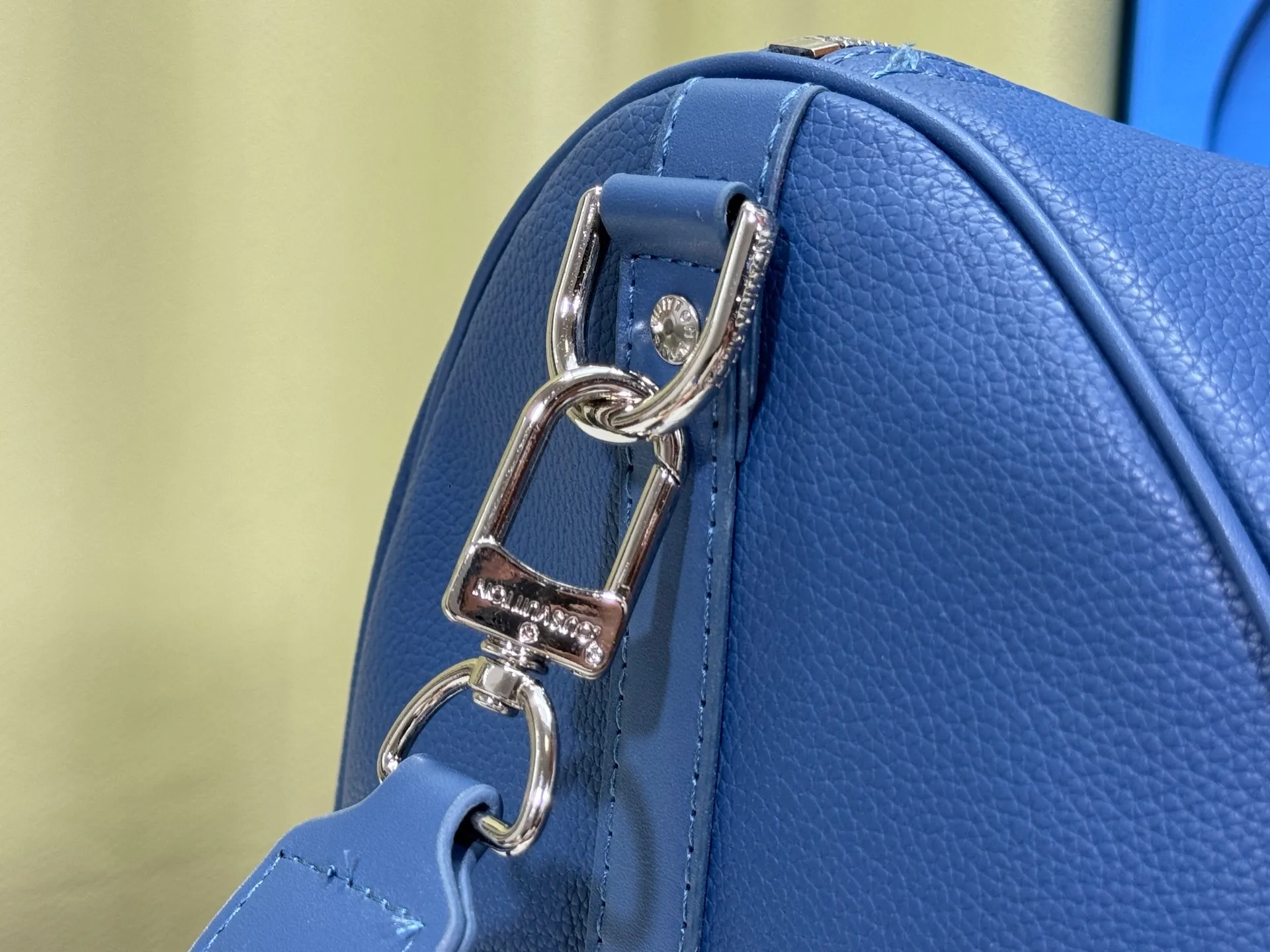 P340 M57088 M21536 Upgraded original version This keepall bandouliere 50 travel bag is made of monogram shadow leather with full monogram embossing and matte metal parts to achieve a minimalist design. The cabin luggage size is suitable for short trips. The keepall soft travel bag series was born in the 1930s and is as classic and elegant as ever. Dimensions: 50x 29 x 23 cm