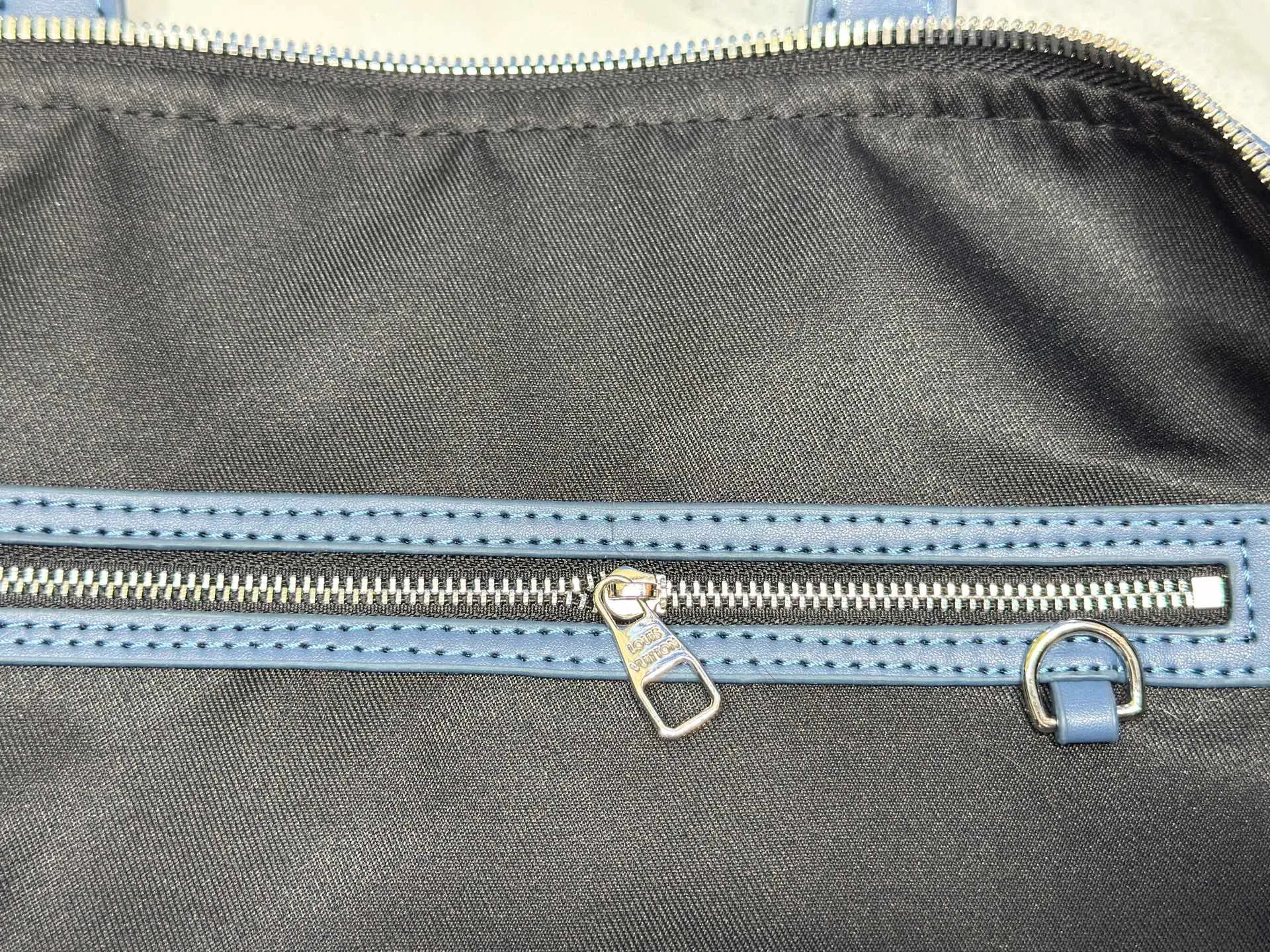 P340 M57088 M21536 Upgraded original version This keepall bandouliere 50 travel bag is made of monogram shadow leather with full monogram embossing and matte metal parts to achieve a minimalist design. The cabin luggage size is suitable for short trips. The keepall soft travel bag series was born in the 1930s and is as classic and elegant as ever. Dimensions: 50x 29 x 23 cm