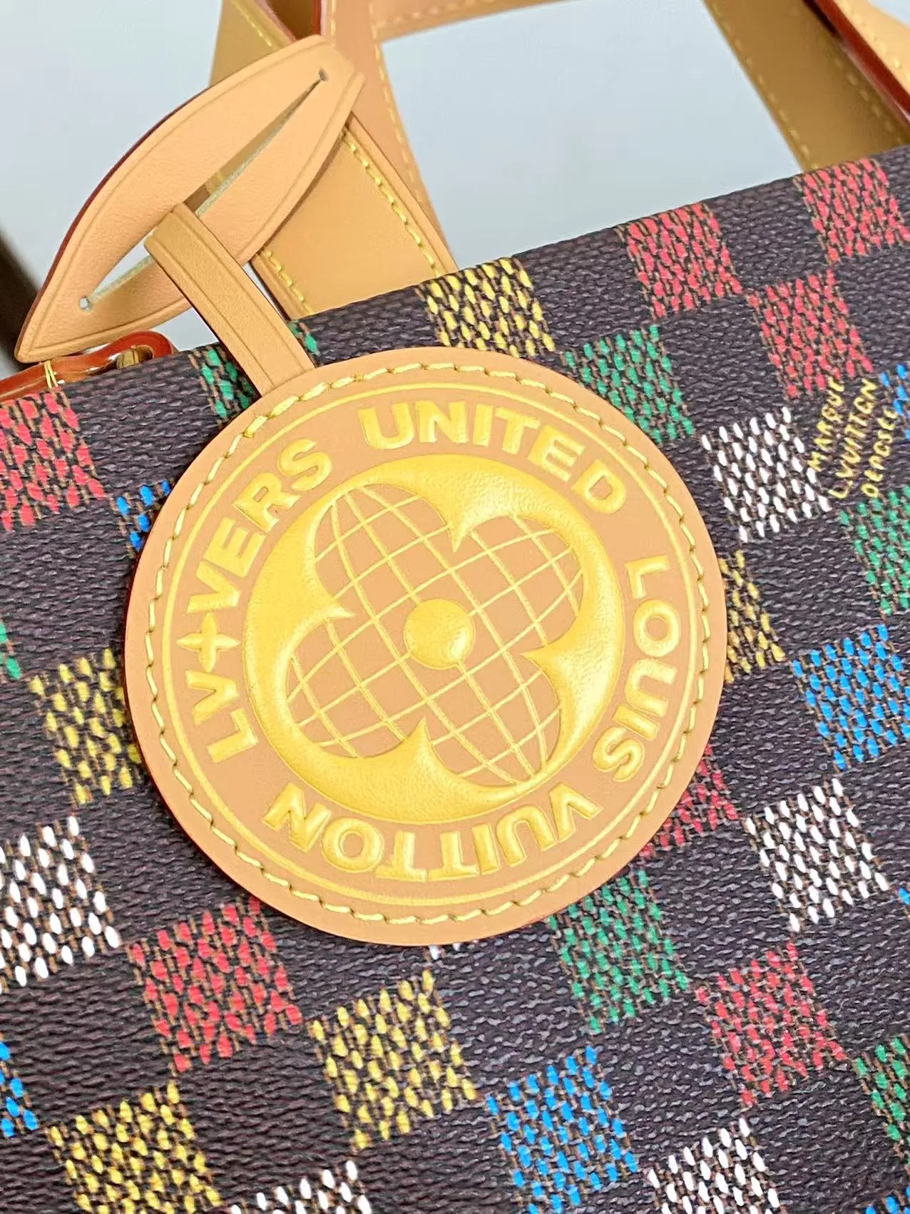 💰1100 Top Original N00192 Shopper Tote handbag design is inspired by Louis Vuitton's classic shopping bag, characterized by the same clean lines and contrasting Louis Vuitton letter logo. Crafted from LVers Damier Ebene coated canvas, this bag features Pharrell Williams' colorful reinterpretation of the Damier pattern (inspired by a classic design created by Georges Vuitton in 1888). Two top handles and a detachable shoulder strap provide a flexible carrying method that combines practicality with unique charm. Dimensions: 32 x 16 x 40 cm