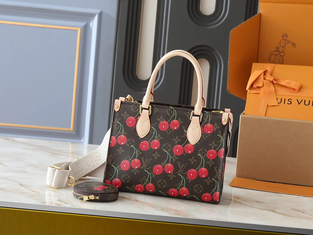 💰260💰Upgraded original version 🔥New style🔥M45659 M46373 M44571 This small OnTheGo handbag is made of Monogram and Monogram Reverse canvas, with the Monogram Giant pattern embellished on it. The Toron handle and the jacquard textured shoulder strap decorated with the brand's logo create a visual contrast, and the detachable coin bag is suitable for storing change or small items. It combines fashionable charm with various functions, making it a good daily companion. 25.0 x 19.0 x 11.5 cm (length x height x width)
