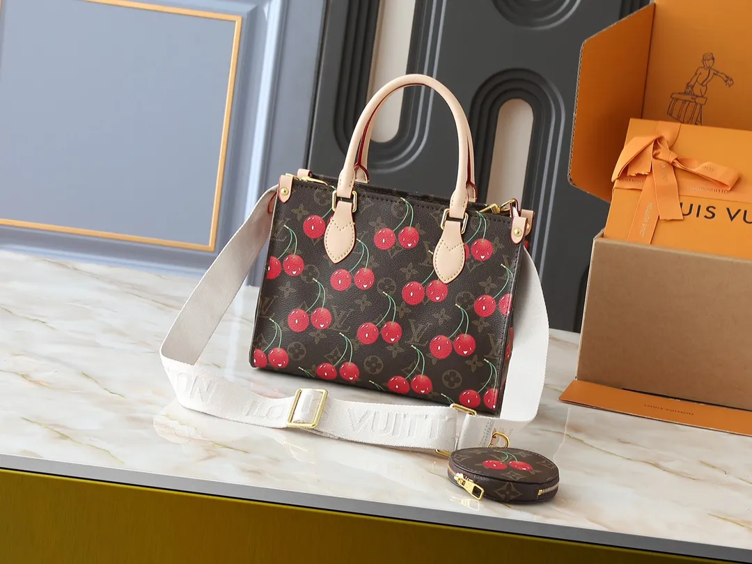 💰260💰Upgraded original version 🔥New style🔥M45659 M46373 M44571 This small OnTheGo handbag is made of Monogram and Monogram Reverse canvas, with the Monogram Giant pattern embellished on it. The Toron handle and the jacquard textured shoulder strap decorated with the brand's logo create a visual contrast, and the detachable coin bag is suitable for storing change or small items. It combines fashionable charm with various functions, making it a good daily companion. 25.0 x 19.0 x 11.5 cm (length x height x width)