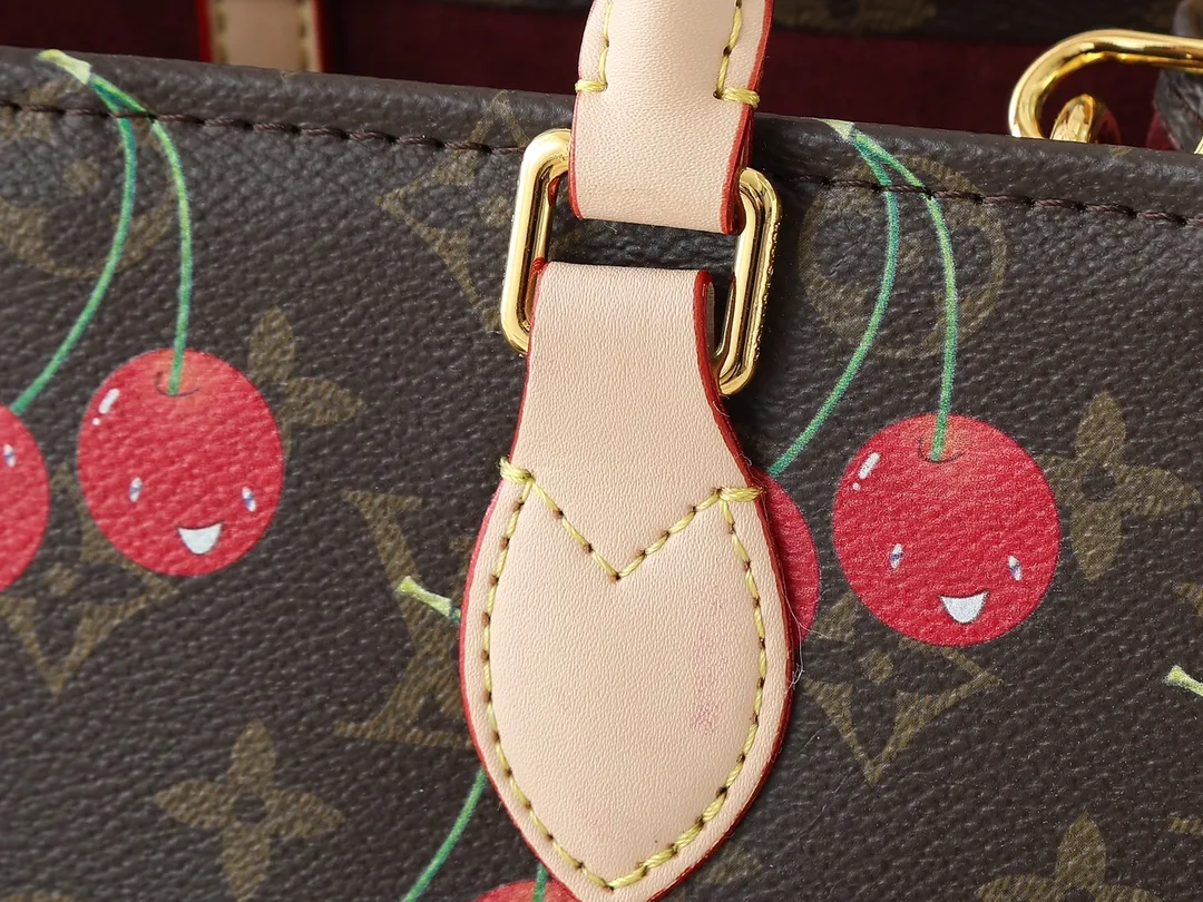 💰260💰Upgraded original version 🔥New style🔥M45659 M46373 M44571 This small OnTheGo handbag is made of Monogram and Monogram Reverse canvas, with the Monogram Giant pattern embellished on it. The Toron handle and the jacquard textured shoulder strap decorated with the brand's logo create a visual contrast, and the detachable coin bag is suitable for storing change or small items. It combines fashionable charm with various functions, making it a good daily companion. 25.0 x 19.0 x 11.5 cm (length x height x width)