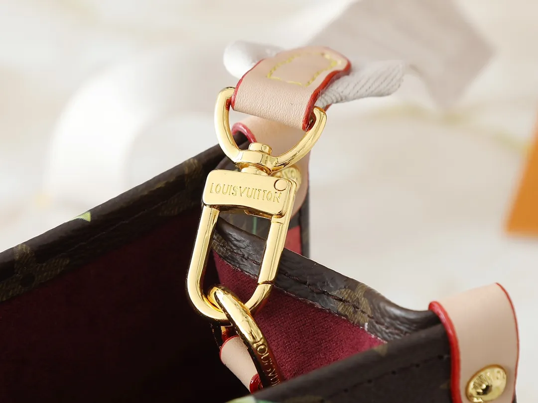 💰260💰Upgraded original version 🔥New style🔥M45659 M46373 M44571 This small OnTheGo handbag is made of Monogram and Monogram Reverse canvas, with the Monogram Giant pattern embellished on it. The Toron handle and the jacquard textured shoulder strap decorated with the brand's logo create a visual contrast, and the detachable coin bag is suitable for storing change or small items. It combines fashionable charm with various functions, making it a good daily companion. 25.0 x 19.0 x 11.5 cm (length x height x width)