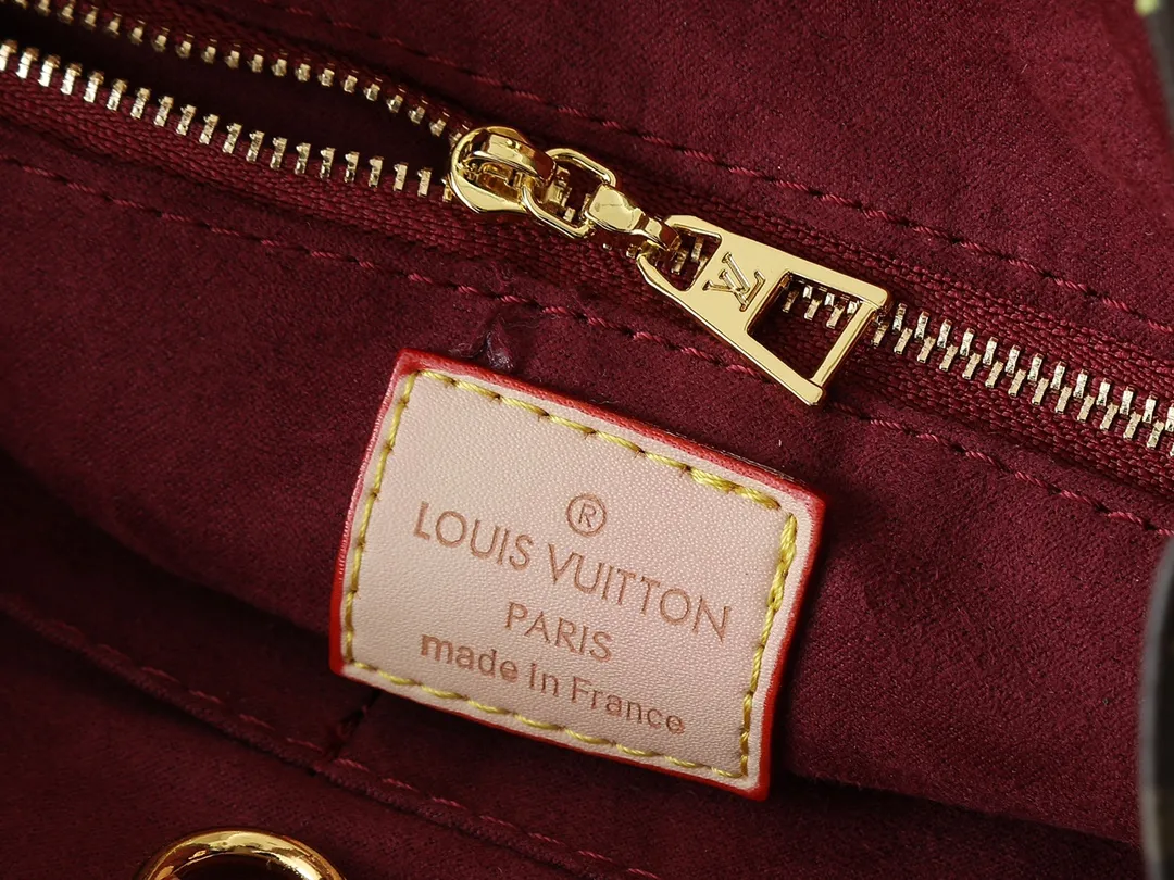 💰260💰Upgraded original version 🔥New style🔥M45659 M46373 M44571 This small OnTheGo handbag is made of Monogram and Monogram Reverse canvas, with the Monogram Giant pattern embellished on it. The Toron handle and the jacquard textured shoulder strap decorated with the brand's logo create a visual contrast, and the detachable coin bag is suitable for storing change or small items. It combines fashionable charm with various functions, making it a good daily companion. 25.0 x 19.0 x 11.5 cm (length x height x width)