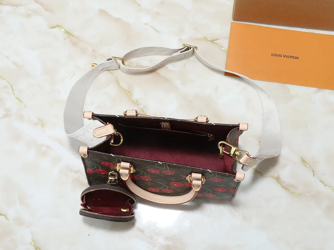 💰260💰Upgraded original version 🔥New style🔥M45659 M46373 M44571 This small OnTheGo handbag is made of Monogram and Monogram Reverse canvas, with the Monogram Giant pattern embellished on it. The Toron handle and the jacquard textured shoulder strap decorated with the brand's logo create a visual contrast, and the detachable coin bag is suitable for storing change or small items. It combines fashionable charm with various functions, making it a good daily companion. 25.0 x 19.0 x 11.5 cm (length x height x width)