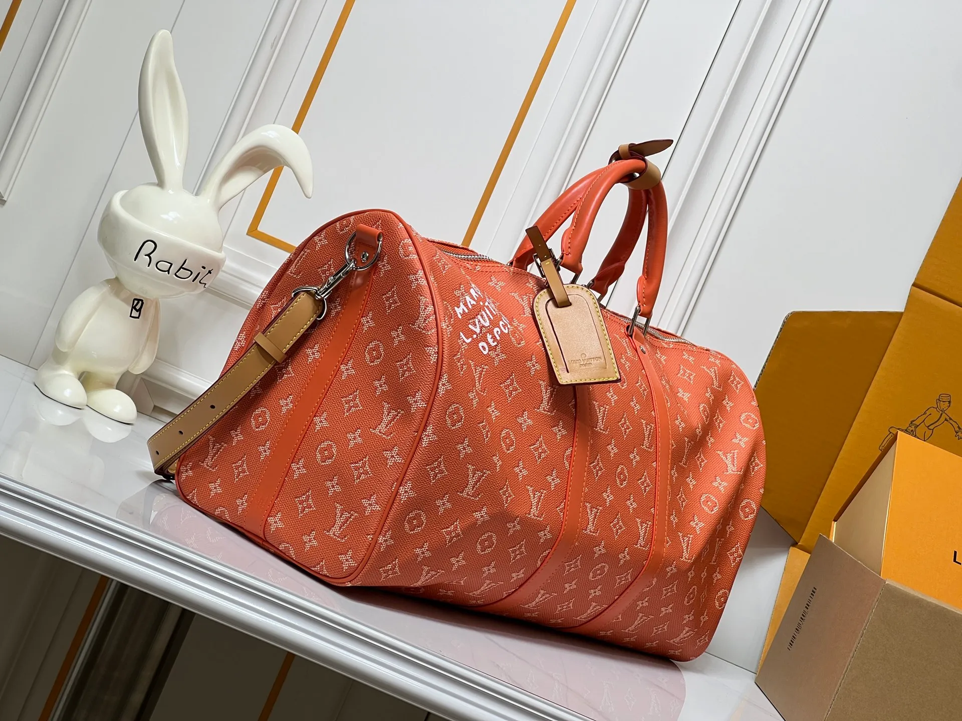 Batch 400💰M26868 Plum Red 45cm M26864 Blue 50cm M26865 Orange 50cm M26866 Green 50cm This Keepall Bandouliere50 travel bag is made of Monogram Heritage canvas dip-dyed in colorful colors, with cow leather trim, leather shoulder straps, removable leather nameplate and cotton lining. The Marque L.Vuitton Deposee logo pays tribute to Louis Vuitton’s long heritage. 29x23x50 cm (HxWxL) MonogramHeritage coated canvas Cow leather trim Fabric lining Metal hardware Carry-on baggage dimensions Double zipper closure Padlock Removable designer zipper Interior pocket Handles: Double handle